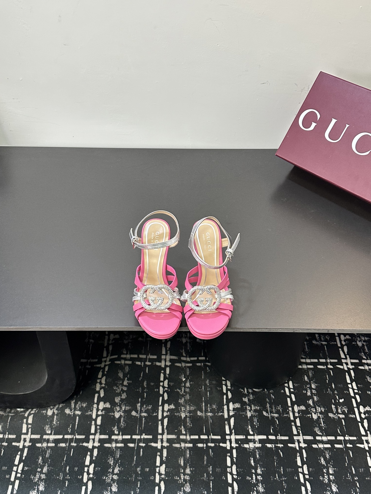 NO:650693,2026 New Spring New Gucci Early Spring Rhinestone Double G Thin Strap High Heel Platform Sandals ———————————— Encrusted with fine rhinestones, they sparkle under the refraction of light. They are not exaggerated but have high-gloss recognition. They are the contemporary translation of the brand’s century-old DNA. The 10.5cm high heels are tall and stylish. The feet of small people can naturally elongate the body proportions. The versatile attribute is suitable for all scenes. Paired with silk suspender skirts.  It is gentle and elegant for dating and commuting. It is paired with high-waisted wide-leg pants and a simple shirt. It has a smart and modern style. Paired with a floral tea dress, it is suitable for early spring vacations. It can easily become the finishing touch of the style. It is suitable for switching between day and night. The fabric is made of original cowhide. The lining is made of sheepskin. The Italian imported leather outsole has a heel height of 10.5cm.  size35-39 (customized 40/41/42), high heels and sandals, gucci, sandals, high heels, skirts, shirts, cowhide, sheepskin, real silk, Leather soles198609092026新春新款 Gucci早春水钻双G细带高跟水台凉鞋 ———————————— 满镶细碎水钻 光线折射下闪映莹润光泽 不浮夸却自带高光辨识度 既是品牌百年DNA的当代转译 10.5cm高跟挺拔有型 小个子上脚可自然拉长身形比例 百搭属性适配全场景穿搭 搭配真丝吊带裙 是约会通勤的温柔奢雅 配高腰阔腿裤与简约衬衫 干练摩登格调 搭碎花茶歇裙 适配早春度假出行 轻松成为造型点睛之笔 昼夜切换造型皆得体出众. 面料采用原版牛皮 内里踮脚均为羊皮 意大利进口真皮大底 跟高10.5cm size35-39（40/41/42定制）,高跟鞋凉鞋,gucci,sandals,high heels,skirts,shirts,cowhide,sheepskin,real silk,Leather soles,Women's Shoes