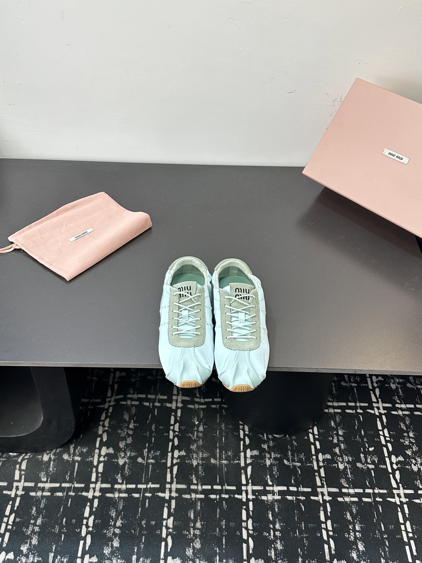 NO:650684,25Fw Early Autumn New Prada Suede Cow Leather Sneakers Retro Moral Shoes Lace-up Casual Sneakers This sneaker adopts a soft and light design, showing sports style and simple elegance. Smooth lines and soles outline the silhouette, perfectly balancing functionality, comfort and modern style.  The suede upper has a texture, and the inner sheepskin wrap is soft and waxy. The insole is thickened with lambskin, which is extremely comfortable to step on, has a sense of support, and feels well wrapped. The shoe shape is full of wrapping, light, easy to wear, and practical. It is a casual shoe that makes you taller and longer legs!  The upper is high-mercerized cow suede, the lining is sheepskin, the sole is original open-molded TPU two-color outsole, size 35-39 (40. Customized, non-refundable), casual shoes/sports shoes, prada, prada, sneakers, cowhide, sheepskin, chamois leather1986090925Fw早秋新款Prada普拉达 绒面牛皮革运动鞋复古德训鞋系带休闲运动鞋 此款运动鞋采用柔软轻盈的设计,展现运动风格与简约高雅气质.流畅线条与鞋底勾勒出廓形,功能性、舒适性与现代风格完美平衡. 鞋面麂皮有肌理感,内里羊皮包裹,软软糯糯的.鞋垫加厚小羊皮,踩上去无比舒适,有支撑感,又包裹得很好的感觉 鞋型包裹感十足,轻便好穿实用的一款休闲鞋,显高显大长腿！ 鞋面高丝光牛反绒 内里垫脚羊皮 鞋底原版开模TPU双色大底 码数35-39（40.定做不退换）,休闲鞋/运动鞋,prada,prada,sneakers,cowhide,sheepskin,chamois leather,Women's Shoes