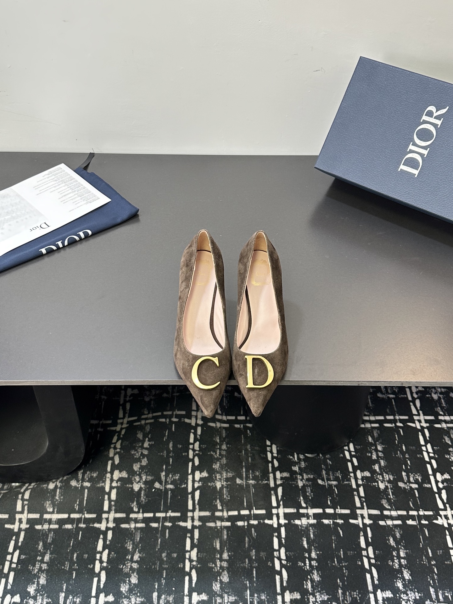 NO:650676,Dior Dior 26 spring and summer dazzling galaxy series!  Crystal hot diamond pointed toe high-heeled wedding shoes!  The new bling...bling...crystal hot diamond decoration on the catwalk is embellishment!  The small ears are cute and playful, reducing age without losing the sense of luxury ~ the daughter of a rich family has the visual sense ~ elegant and ladylike style!  Super beautiful on the feet ~ full of elegance. A must-have item for delicate little fairies!  The upper is made of sheep suede, the lining is sheepskin, and the genuine leather outsole is imported from Italy. Size: 35-41 (40.41. Non-refundable), high-heeled shoes, dior, dior, high heels, sheepskin, Leather soles19860909Dior 迪奥26春夏璀璨星河系列！水晶烫钻尖头高跟单鞋婚鞋！ 走秀新款bling...bling...水晶烫钻饰以点缀！小耳朵可爱俏皮减龄又不失高级感～富家千金即视感～高雅大气名媛风！ 上脚超美～尽显优雅气质 精致小仙女必入单品！ 鞋面采用羊反绒 内里垫脚羊皮 意大利进口真皮大底 码数:35-41（40.41.定不退换）,高跟鞋单鞋,dior,dior,high heels,sheepskin,Leather soles,Women's Shoes