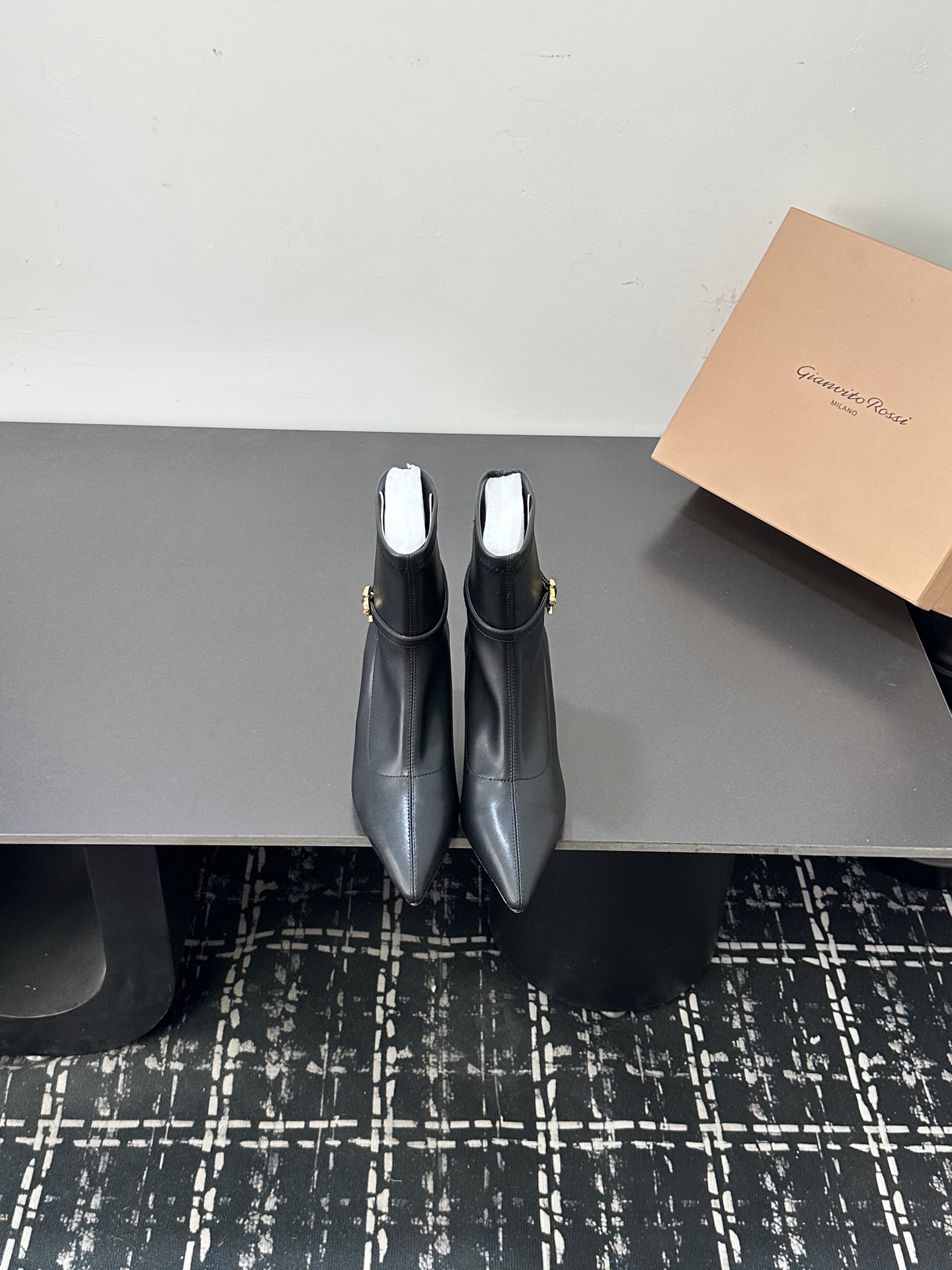 NO:650666,Gianvito Rossi 2025 new pointed-toe ankle boots and high-heeled short boots. Their appearance is like the brightest star in the night sky. Classic style, eternal charm, and the electric embroidery pattern adds a dreamy color to it. Every step takes confidence and elegance, as if telling the immortal legend of fashion. Owning it means having the whole fashion every day * Upper cowhide * Foot pad Sheepskin * Sole Leather outsole * Heel height  8cm * Size: 34–42 (34 40 41 42 customized, non-refundable), boots, cowhide, sheepskin, Leather soles19860909Gianvito Rossi 2025新款尖头踝靴 高跟短靴 它的出现就像夜空中最璀璨的星辰 经典的款式,永恒的魅力,电绣的图案更是为其增添了梦幻的色彩 每一步都踏出自信与优雅,仿佛在诉说着时尚的不朽传奇.拥有它,便是拥有了整个时尚的每一天 * 鞋面 牛皮 * 垫脚 羊皮 * 鞋底 真皮大底 * 跟高 8cm * 码数:34–42（34 40 41 42 定做不退换）,靴子,boots,cowhide,sheepskin,Leather soles,Women's Shoes