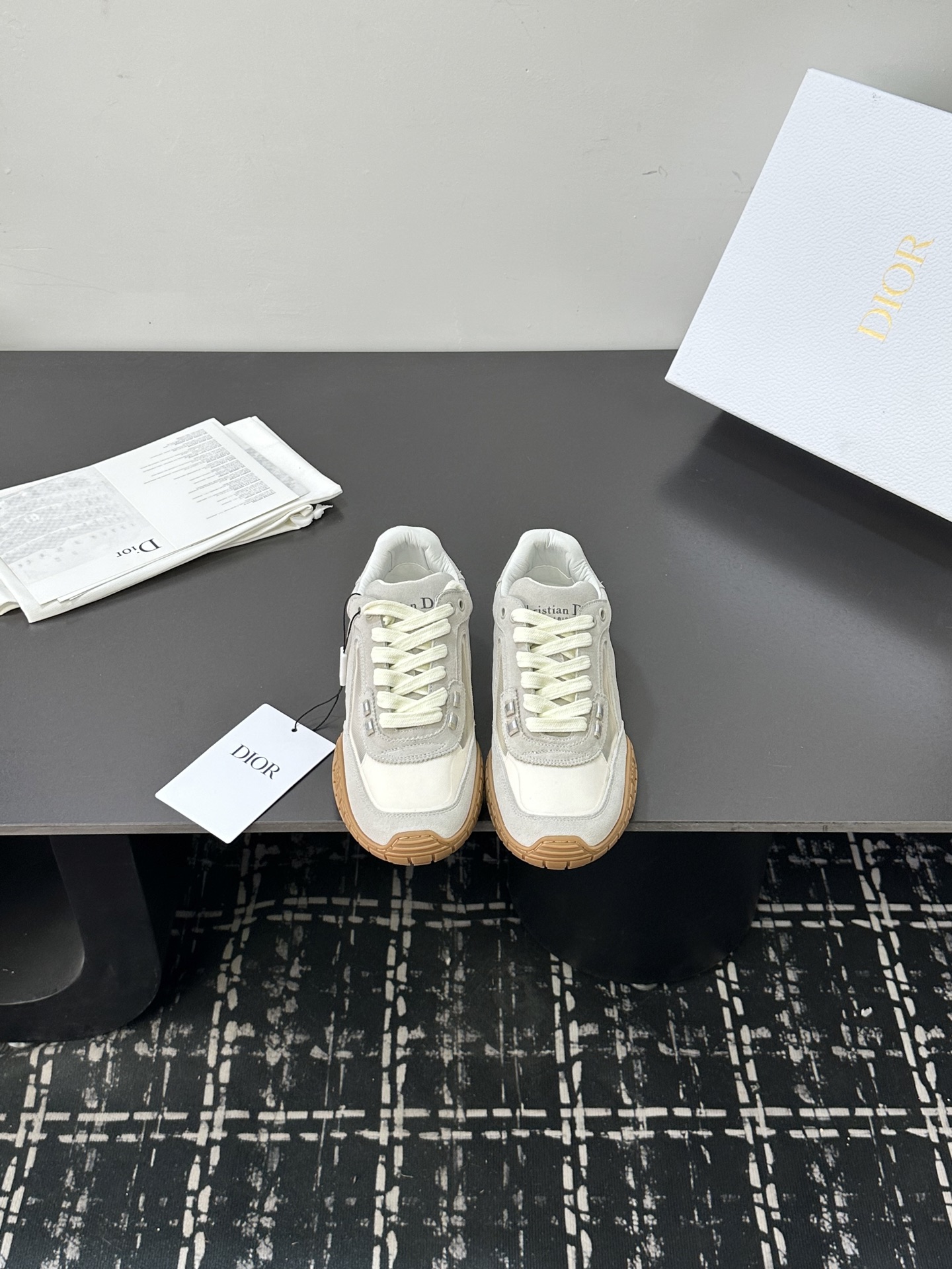 NO:650659,High version. Original purchase and development h or This Dior Vibe Dior sneaker incorporates Dior's haute couture spirit and reinterprets the classic running shoes. Forrest Gump shoes. Matched with Oblique lining sheepskin print. The back logo is reproduced from the original fabric using 3D printing technology to create a contrasting modern style. The details are displayed with a 3D effect and the iconic details of the logo on the side and back are further embellished. Complement various casual or elegant items to create a modern look.  * The tongue is decorated with the Christian Dior PARIS Logo in 3 different colors with overlapping lines of fabric and leather. It is consistent with the original version and full of details. Welcome to compare and compare with the ordinary version on the market.  Material - original cowhide surface with cowhide mesh; original molded ultra-light texture and super good TPU upper-grade outsole in 5 colors. Size35-39 (40.41 can be customized), casual shoes/sports shoes, dior, dior, sneakers, cowhide, sheepskin19860909高版本. 原版购入开发 h or 这款Dior Vibe迪奥运动鞋融入 Dior 的高订精神,重新诠释经典跑鞋德训鞋.阿甘鞋.搭配 Oblique 内里羊皮印花. 后标Logo 3D打印科技原版复刻面料、打造对比鲜明的现代风格. 以 3D 效果展示细节、侧面后侧Logo装饰符形标志性细节进一步点缀. 与各式休闲或优雅单品相得益彰,打造摩登造型. * 鞋舌以3种不同颜色与布料皮料重叠走线饰以Christian Dior PARIS Logo标志. 与原版一致.细节满满. 欢迎对比秒杀市面普通看图做货版本. * 原版TPU鞋底饰以 DIOR 标志. 凸凹质感 鞋底饰以 Christian Dior 的幸运星符号. 原版一致.满满细节. 真心好货.明星网红纷纷上脚超美超赞. 配置专柜正品原版包装. 材质-原版牛皮面搭配牛绒网纱；原版开模超轻质感超好TPU上档次大底5色同入. Size35-39（40.41可订做）,休闲鞋/运动鞋,dior,dior,sneakers,cowhide,sheepskin,Women's Shoes