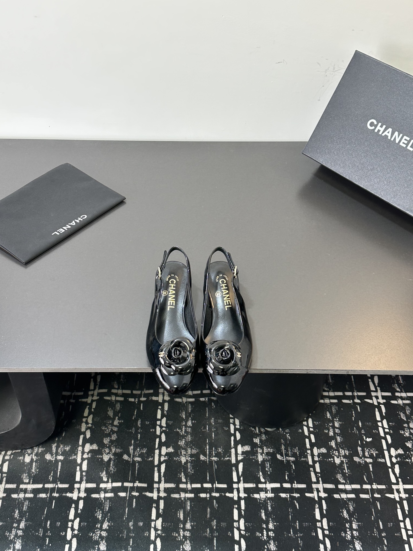 NO:681366,26ss early spring new product Chanel Chanel small fragrant back low heel camellia stitching sandals Round toe design: elegant and slim, elongating the leg line Bow decoration: sweet and cute, adding feminine charm High-heeled design: taller and slimmer, showing elegance, versatile and durable, suitable for various occasions Paired with business attire, showing the elegance and competence of working women Paired with evening dresses, become the focus of the audience Paired with dresses, showing a romantic and feminine side Paired with jeans, you can easily control the casual style  Whether it is daily commuting or attending a party, it allows you to cope easily and show elegance. Sheepskin upper, comfortable sheepskin lining, 5cm heel height, Italian leather outsole, size 35-39 (40.41. Customized, non-returnable), sandals, chanel, chanel, sandals, skirts, jeans, sheepskin, Leather soles1986090926ss早春新品Chanel香奈儿 小香后空低跟山茶花拼接凉鞋 圆头设计:优雅显瘦,拉长腿部线条蝴蝶结装饰:甜美可爱,增添女性魅力高跟设计:显高显瘦,展现优雅气质百搭耐看,适合各种场合 搭配职业装,展现职场女性的优雅与干练搭配晚礼服,成为全场焦点 搭配连衣裙,展现浪漫柔美的一面搭配牛仔裤,轻松驾驭休闲风格 无论是日常通勤还是参加派对,它都能让你轻松应对,展现优雅气质 鞋面羊皮 内里垫脚舒适羊皮里 跟高5cm 鞋底意大利真皮大底 码数35-39（40.41.定做不退换）,凉鞋,chanel,chanel,sandals,skirts,jeans,sheepskin,Leather soles,Women's Shoes