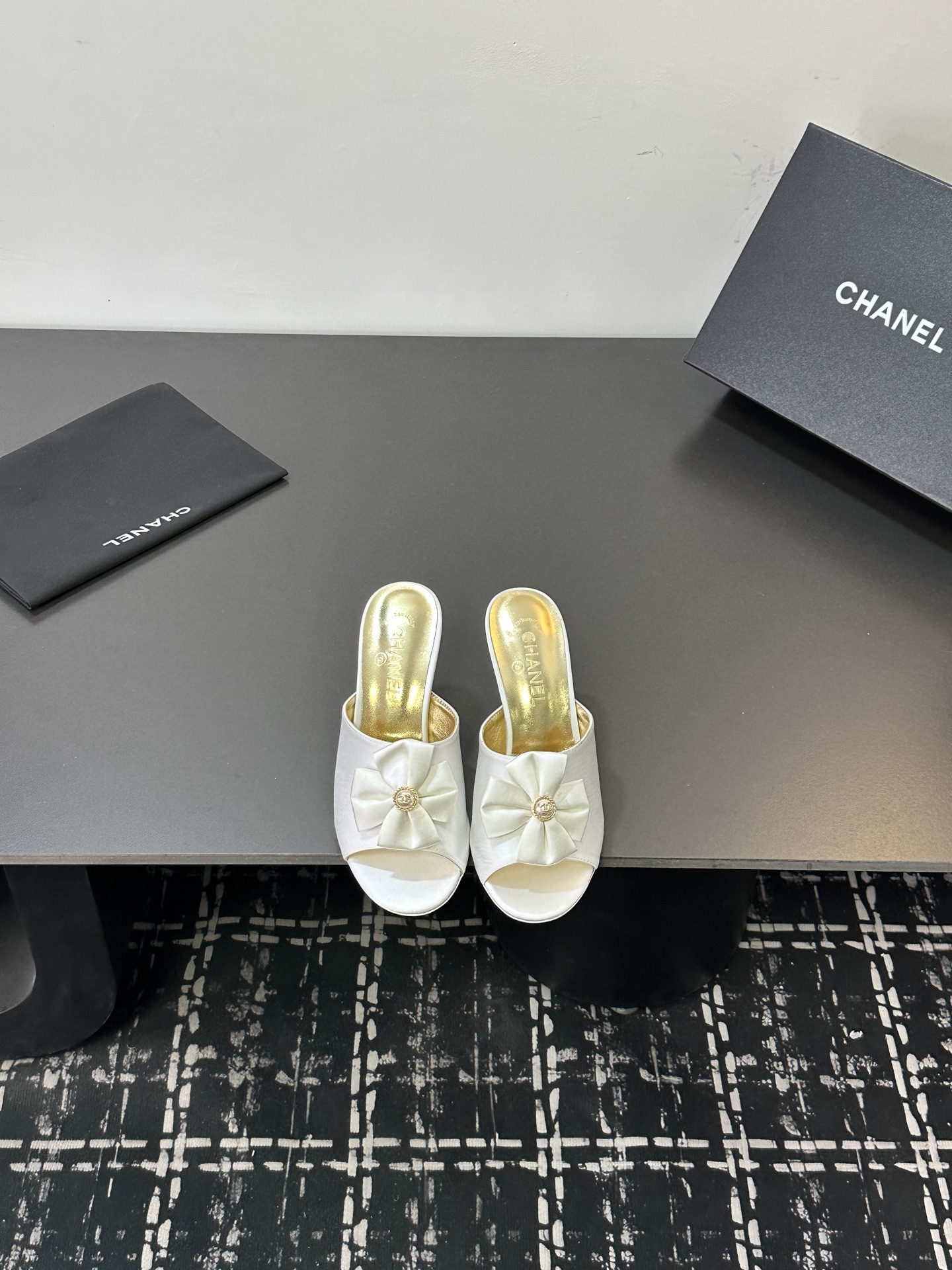 NO:681386,2025 Xiaoxiang is a must-have item for autumn and winter this season!  !  Chanel's autumn and winter heavy industry hot styles are highly recommended by Xiaohongshu. They look good no matter how you match them. They are a must-have for fashion. Ms. Chanel loves simple and irresistible combinations to show her unique dressing style. She can mix and match freely to shine and follow the fashionable steps of her grandma!  !  !  Exquisite details. Zoom in to see the original molded hardware buckle. The top version is made at the purchasing level★ The upper is made of original cowhide, sheepskin lining, feet, original molded leather outsole, size 35-39 (40, 41, slippers, chanel, slippers, cowhide, sheepskin, Leather soles198609092025小香 本季秋冬季必备单品！！ 香奈儿秋冬重工爆款 小红书力推款,怎么搭配都好看,时髦精必备,香奈儿女士钟爱简约又难以抗拒系搭配展现与众不同的穿搭风格、自由混搭闪耀到位跟紧香奶奶时尚步伐！！！精致细节放大看原版开模五金扣 顶级版本代购级别打造★鞋面采用原版牛皮,羊皮内里,垫脚,原版开模真皮大底,码数35-39（40、41,拖鞋,chanel,slippers,cowhide,sheepskin,Leather soles,Women's Shoes