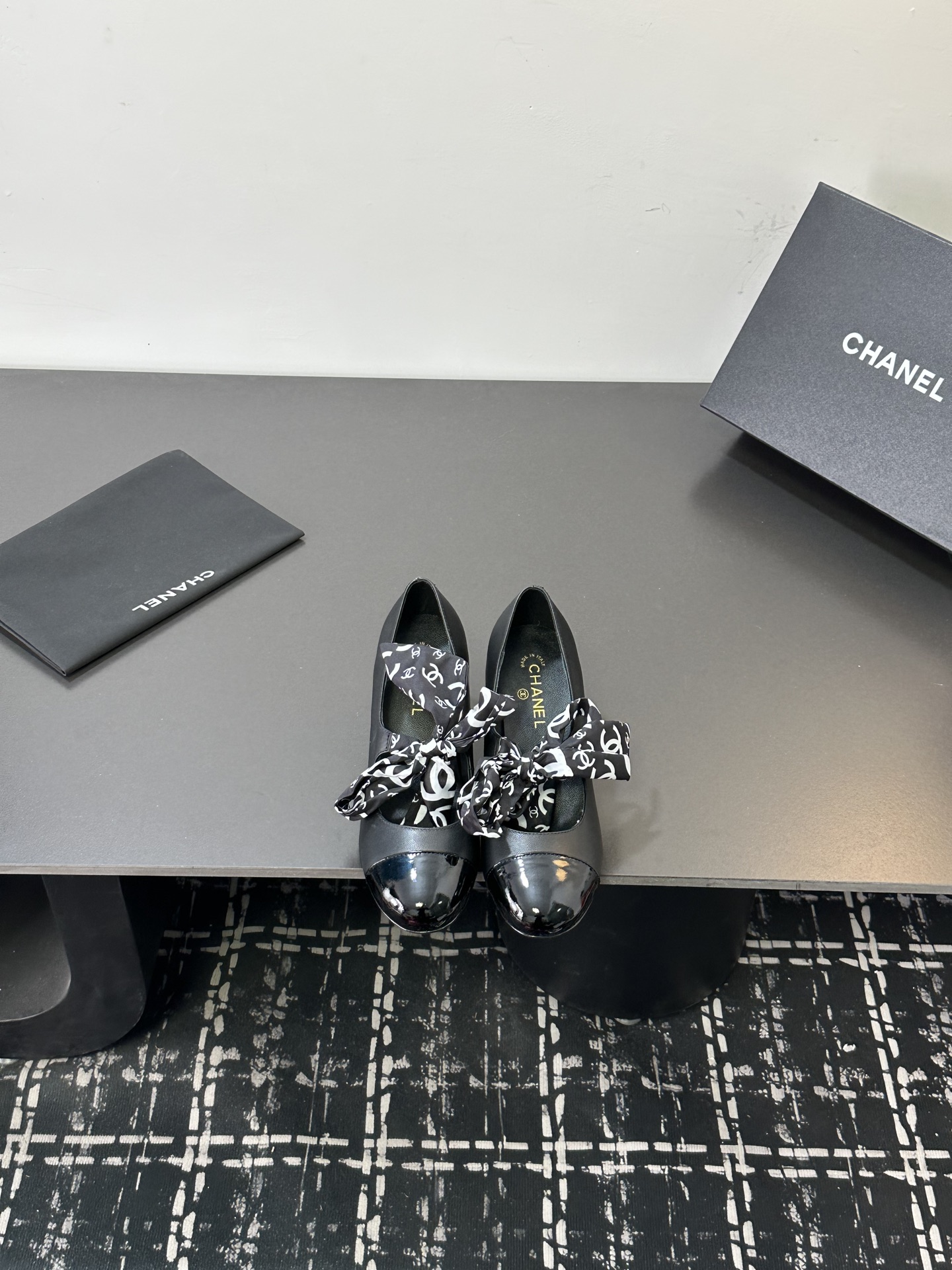 NO:680322,2025 Xiaoxiang is a must-have item for autumn and winter this season!  !  Chanel's autumn and winter heavy industry hot styles are highly recommended by Xiaohongshu. They look good no matter how you match them. They are a must-have for fashion. Ms. Chanel loves simple and irresistible combinations to show her unique dressing style. She can mix and match freely to shine and follow the fashionable steps of her grandma!  !  !  Exquisite details. Zoom in to see the original molded hardware buckle. The top version is made at the purchasing level. ★The upper is made of original sheepskin, sheepskin lining, feet, original molded leather outsole, code number 35-39 (40, 41, single shoes, chanel, sheepskin, Leather soles198609092025小香 本季秋冬季必备单品！！ 香奈儿秋冬重工爆款 小红书力推款,怎么搭配都好看,时髦精必备,香奈儿女士钟爱简约又难以抗拒系搭配展现与众不同的穿搭风格、自由混搭闪耀到位跟紧香奶奶时尚步伐！！！精致细节放大看原版开模五金扣 顶级版本代购级别打造★鞋面采用原版羊皮,羊皮羊皮内里,垫脚,原版开模真皮大底,码数35-39（40、41,单鞋,chanel,sheepskin,Leather soles,Women's Shoes