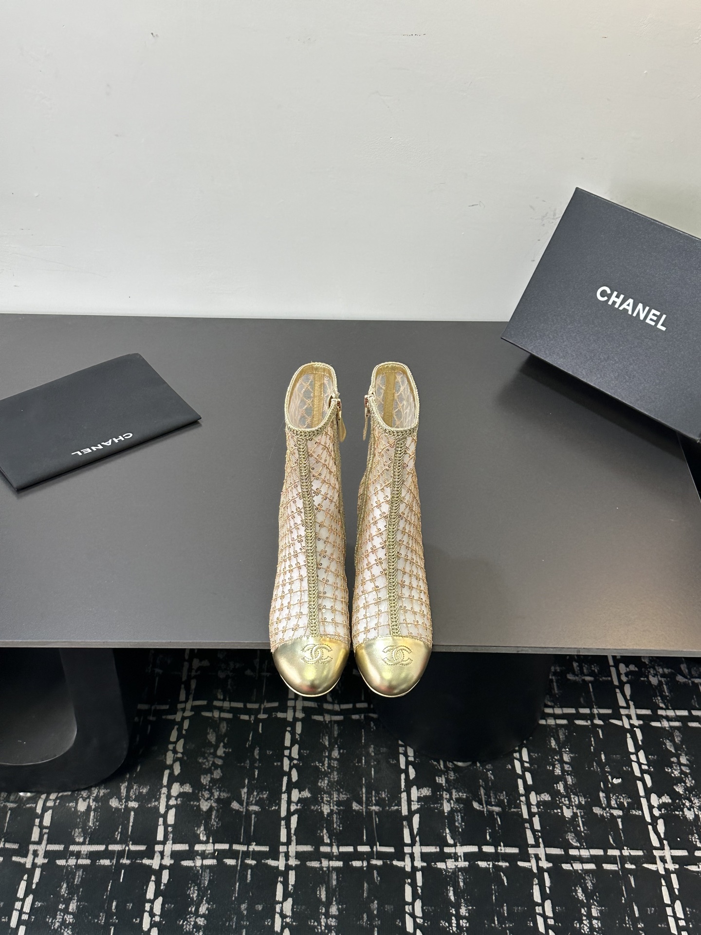 NO:680353,2025 Xiaoxiang is a must-have item for autumn and winter this season!  !  Chanel's autumn and winter heavy industry hot styles are highly recommended by Xiaohongshu. They look good no matter how you match them. They are a must-have for fashion. Ms. Chanel loves simple and irresistible combinations to show her unique dressing style. She can mix and match freely to shine and follow the fashionable steps of her grandma!  !  !  Exquisite details. Zoom in to see the original molded hardware buckle. The top version is made at the purchasing level. ★The upper is made of original satin hand-beading, sheepskin lining, feet, original molded leather outsole, size 35-39 (40, 41, boots, chanel, boots, sheepskin, silk fabric, Leather soles198609092025小香 本季秋冬季必备单品！！ 香奈儿秋冬重工爆款 小红书力推款,怎么搭配都好看,时髦精必备,香奈儿女士钟爱简约又难以抗拒系搭配展现与众不同的穿搭风格、自由混搭闪耀到位跟紧香奶奶时尚步伐！！！精致细节放大看原版开模五金扣 顶级版本代购级别打造★鞋面采用原版绸缎手工钉珠,羊皮羊皮内里,垫脚,原版开模真皮大底,码数35-39（40、41,靴子,chanel,boots,sheepskin,silk fabric,Leather soles,Women's Shoes