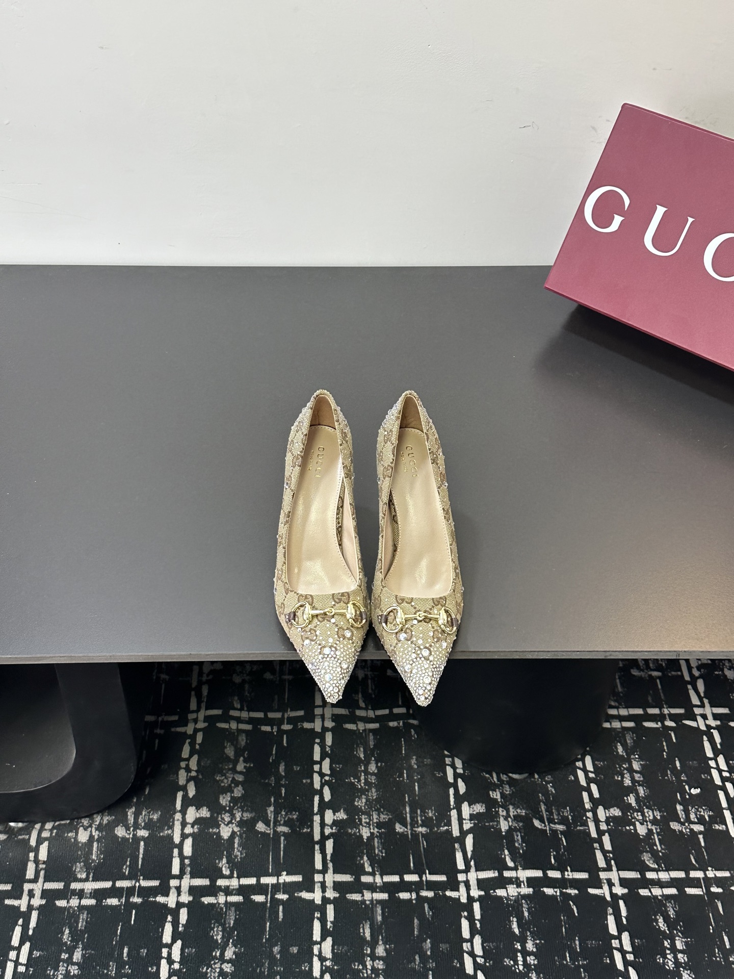 NO:706397,New product, original last shape development, counter synchronization. Fabric, mixed sheepskin' lining, sheepskin 34-42 (34.40.41.42.43 customized) Heel height, 4.58.5cm hot rhinestones, high-heeled shoes, high heels, sheepskin19860909新品,原版楦形开发、专柜同步 面料,混种羊皮‘ 内里,羊皮 34－42(34.40.41.42.43定做) 跟高,4.58.5cm 烫钻,高跟鞋单鞋,high heels,sheepskin,Women's Shoes