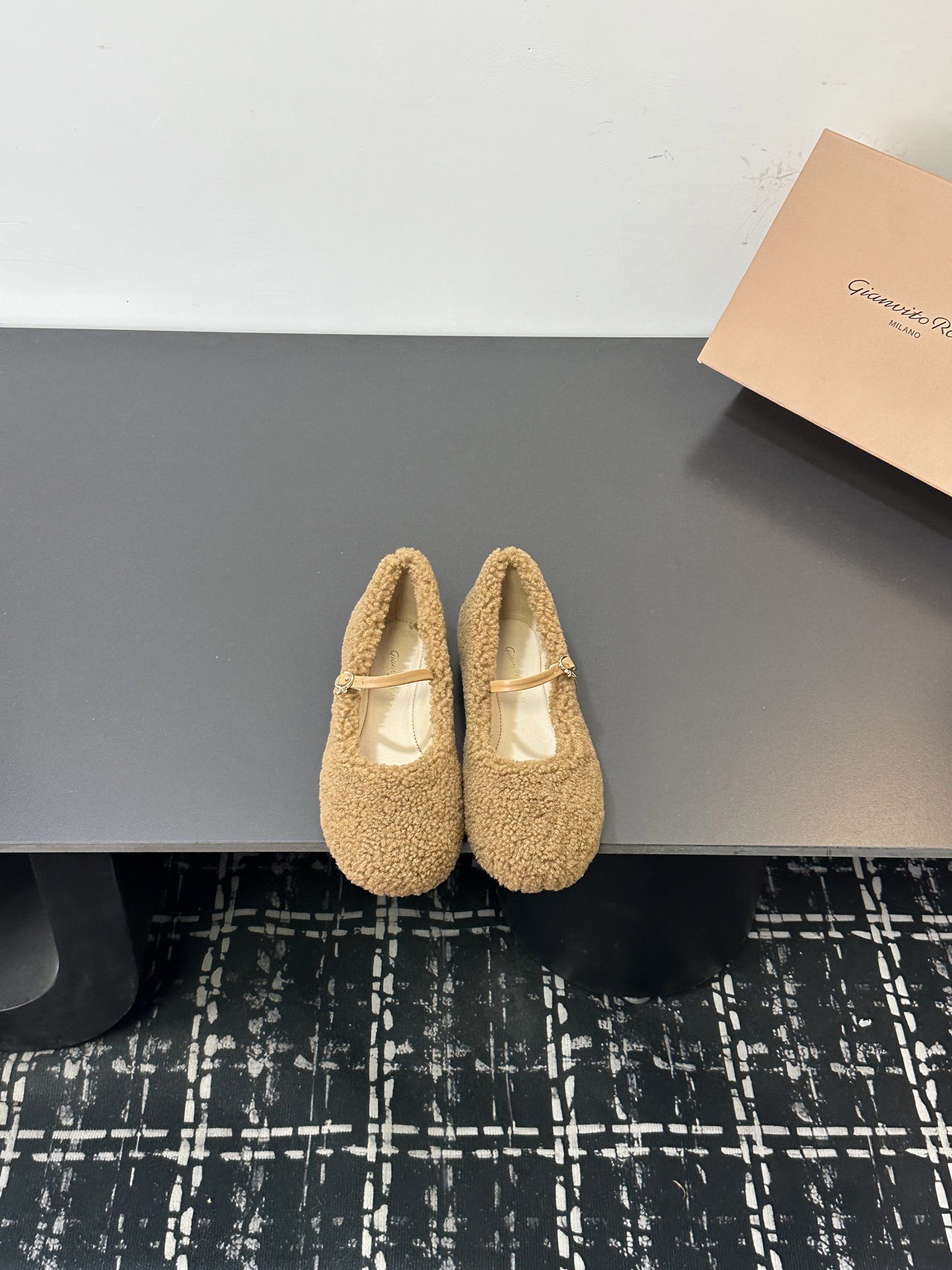NO:706393,- Gianvito Rossi 25 new autumn and winter style Rossi GR lamb wool ballet shoes with thin soles and super soft shallow mouth Mary Jane shoes flat fur shoes When the nobility of Italian handcraft meets the gentle warmth of autumn and winter, these shoes are based on the classic Mary Jane shoe shape  The leather is the soul, and the iconic metal buckle is used to anchor the luxurious style, blending the brand's 'minimalist luxury beauty' engraved in the bone marrow with the beauty of warmth. 60 manual processes condense the texture of a pair of shoes, and the leather locks in temperature and is not stuffy.  The fur embellishment is not bloated, and every step carries an elegant Italian style, so that elegance in autumn and winter does not have to be 'beautiful.' It writes the elegance and gentleness of contemporary women in autumn and winter, making every step a warm encounter with Italian romance. Lambskin upper, sheepskin lining, open-molded rubber outsole, size 35-39 (40.41 custom-made, non-refundable), furry shoes, mary jane, sheepskin19860909- Gianvito Rossi 25秋冬新款 罗西GR羊羔毛芭蕾舞鞋薄底超软浅口玛丽珍单鞋平底毛毛鞋 当意式手工的矜贵邂逅秋冬的温柔暖意,这双鞋以经典玛丽珍鞋型为骨 皮里为魂,用标志性金属扣锚定奢雅格调,将品牌刻入骨髓的“极简奢美”与保暖美相融,60道手工工序凝练一双鞋的质感,皮里锁温不闷燥 毛毛点缀不臃肿,每一步都带着优雅入骨的意式风情,让秋冬优雅不必“美丽冻人”.书写当代女性秋冬的优雅与温柔,让每一步成为一场与意式浪漫的温暖邂逅. 鞋面羊羔毛 内里垫脚羊皮 鞋底开模橡胶大底 码数35-39（40.41定做不退换）,毛毛鞋,mary jane,sheepskin,Women's Shoes