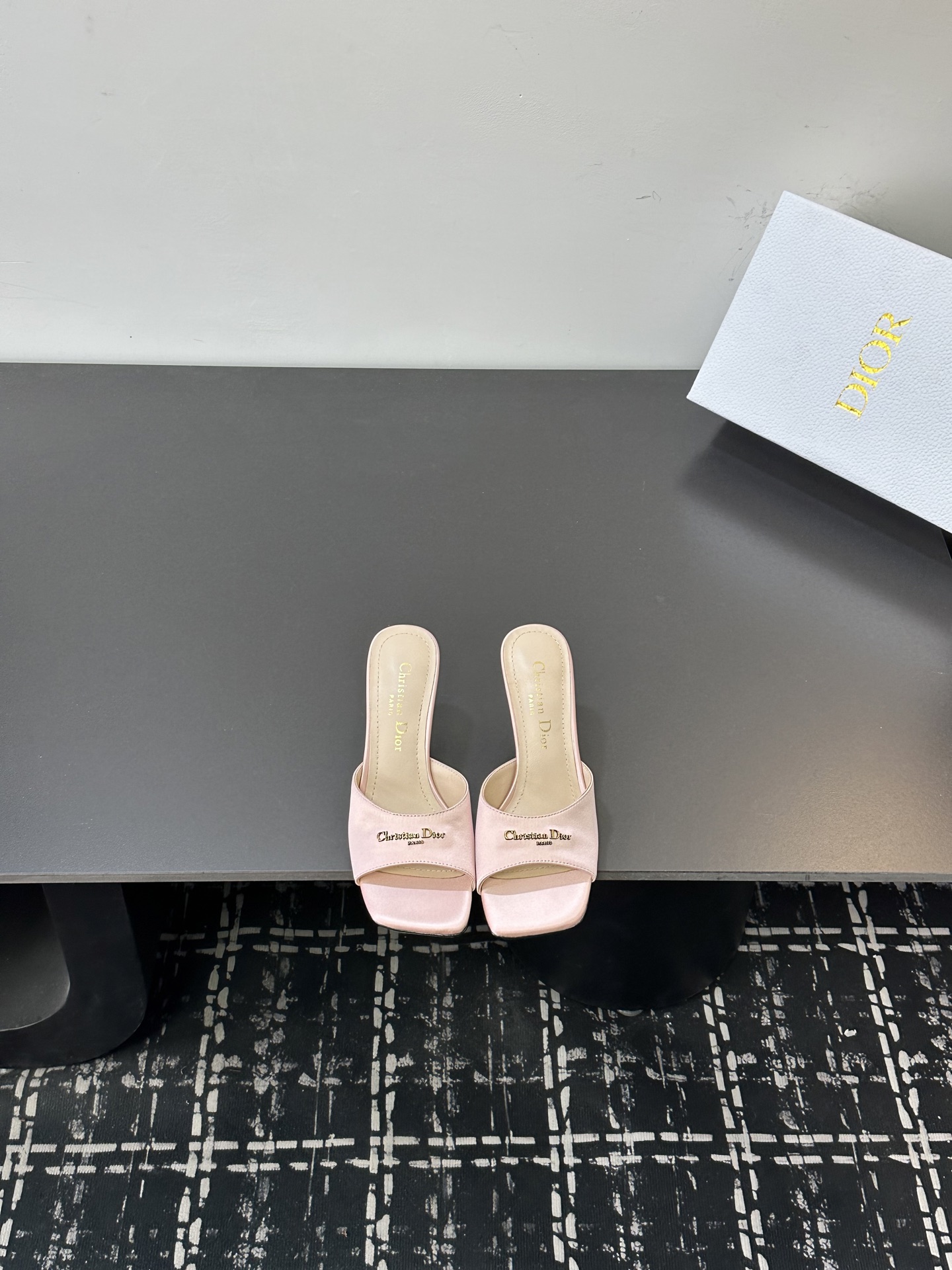 NO:706385,Dior | Dior's new early spring catwalk style fake style flat slippers!  Hard goods are on a new level!  Full of high-end feel!  A popular model among bloggers at home and abroad, it is retro, fashionable and looks great on your feet!  Official website’s main recommendation★ Original custom-made silk upper, imported water-dyed sheepskin lining, original leather outsole imported from Italy, shoe size: 35-41 (custom-made 40-41 non-returnable), slippers, dior, dior, slippers, sheepskin, real silk, Leather soles19860909Dior | 迪奥早春新品走秀款假风平底拖鞋！ 硬货上新代购级别！高级感十足！国内外博主刷爆的一款,复古又时髦上脚美炸了！官网主推款★ 鞋面原版定做真丝 内里进口水染羊皮里 意大利进口原色真皮大底 鞋码:35-41（40 41定做不退换）,拖鞋,dior,dior,slippers,sheepskin,real silk,Leather soles,Women's Shoes