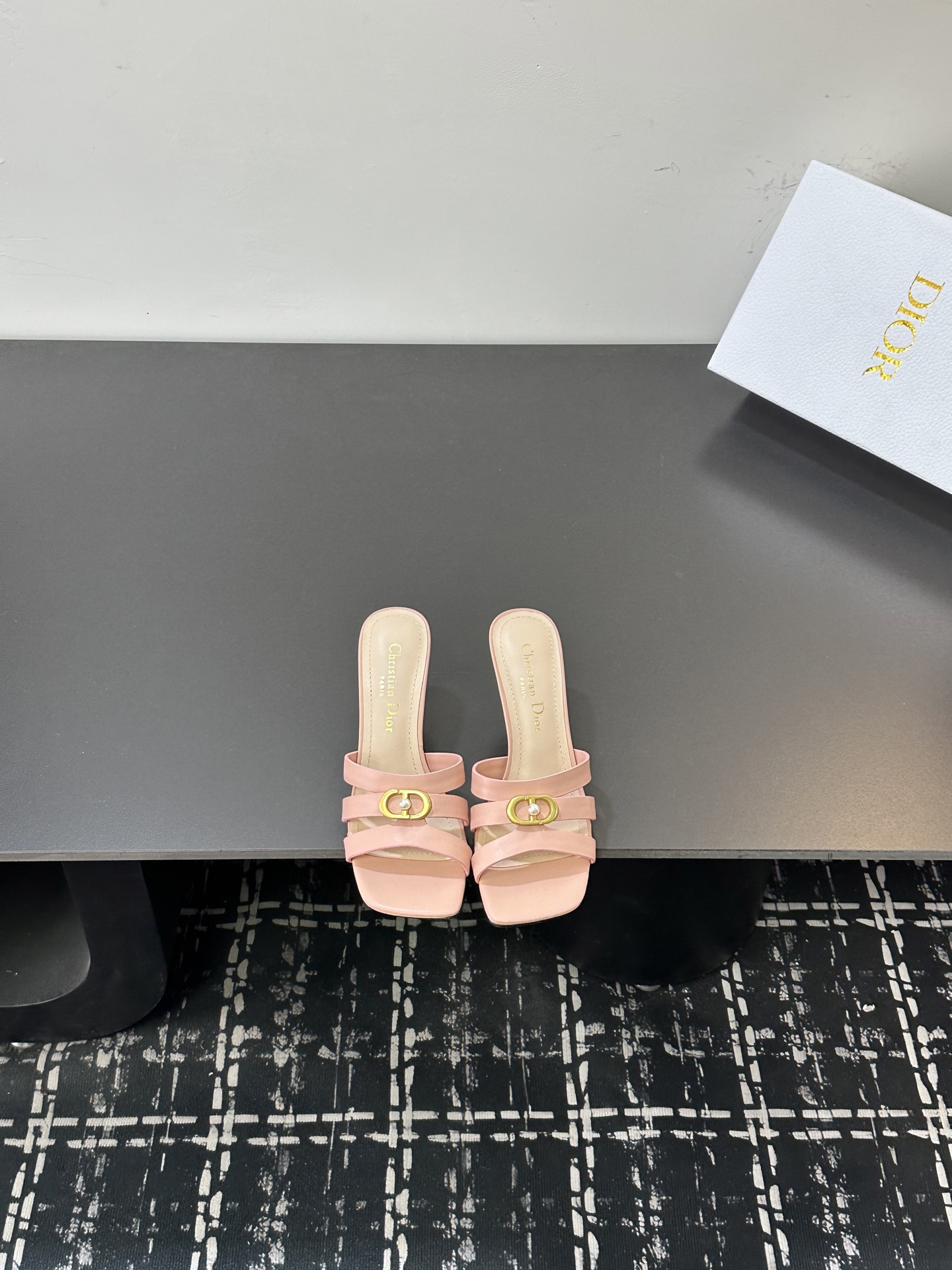 NO:706388,Dior | Dior's new early spring catwalk style fake style flat slippers!  Hard goods are on a new level!  Full of high-end feel!  A popular model among bloggers at home and abroad, it is retro, fashionable and looks great on your feet!  The official website’s main recommendation★ Original custom-made cowhide for the upper, imported water-dyed sheepskin lining for the lining, original leather outsole imported from Italy, shoe size: 35-41 (custom-made 40 and 41 are non-refundable), slippers, dior, dior, slippers, cowhide, sheepskin, Leather soles19860909Dior | 迪奥早春新品走秀款假风平底拖鞋！ 硬货上新代购级别！高级感十足！国内外博主刷爆的一款,复古又时髦上脚美炸了！官网主推款★ 鞋面原版定做牛皮 内里进口水染羊皮里 意大利进口原色真皮大底 鞋码:35-41（40 41定做不退换）,拖鞋,dior,dior,slippers,cowhide,sheepskin,Leather soles,Women's Shoes