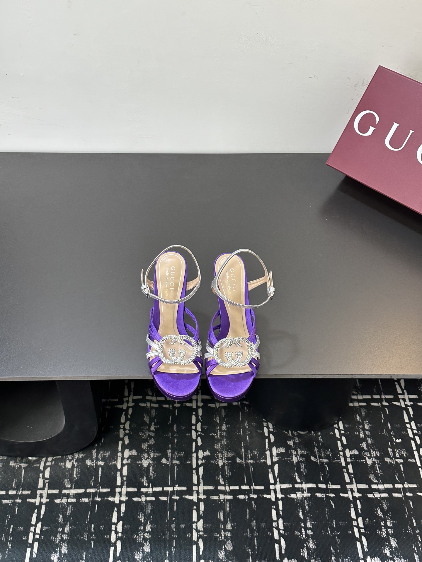 NO:706382,2026 new spring new Gucci early spring rhinestone double G thin strap high-heeled platform sandals ——————— Fully studded with fine rhinestones, shining with luster under the refraction of light. Not exaggerated but with high-gloss recognition. It is a contemporary translation of the brand’s century-old DNA. The 10.5cm high heels are tall and stylish. The feet of small people can naturally elongate the body proportions. The versatile attribute is suitable for all scenes. Paired with silk suspender skirts.  It is gentle and elegant for dating and commuting. It is paired with high-waisted wide-leg pants and a simple shirt. It has a smart and modern style. Paired with a floral tea dress, it is suitable for early spring vacations. It can easily become the finishing touch of the style. It is suitable for switching between day and night. The fabric is made of original patent leather/silk. The lining is made of sheepskin. The Italian imported leather outsole has a heel height of 10.5cm.  size35-39 (40/41/42 customized), high heels and sandals, gucci, sandals, high heels, skirts, shirts, sheepskin, real silk, Leather soles198609092026新春新款 Gucci早春水钻双G细带高跟水台凉鞋 ——————— 满镶细碎水钻 光线折射下闪映莹润光泽 不浮夸却自带高光辨识度 既是品牌百年DNA的当代转译 10.5cm高跟挺拔有型 小个子上脚可自然拉长身形比例 百搭属性适配全场景穿搭 搭配真丝吊带裙 是约会通勤的温柔奢雅 配高腰阔腿裤与简约衬衫 干练摩登格调 搭碎花茶歇裙 适配早春度假出行 轻松成为造型点睛之笔 昼夜切换造型皆得体出众. 面料采用原版漆皮/真丝 内里踮脚均为羊皮 意大利进口真皮大底 跟高10.5cm size35-39（40/41/42定制）,高跟鞋凉鞋,gucci,sandals,high heels,skirts,shirts,sheepskin,real silk,Leather soles,Women's Shoes