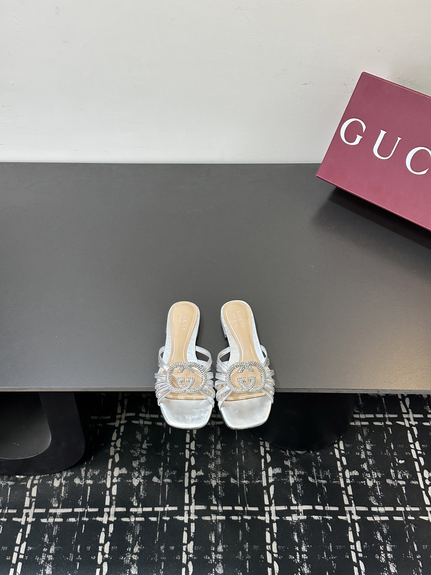 NO:706369,Size: 35-41 Gucci's latest women's shoe collection for early spring 2026 features an evening silhouette inlaid with GG crosses with crystals for an added sparkling touch, slippers, slippers19860909Size:35-41 古奇2026早春最新的女鞋系列具有由GG十字架镶嵌的晚间轮廓,带有水晶,增加了闪闪发光的触感,拖鞋,slippers,Women's Shoes