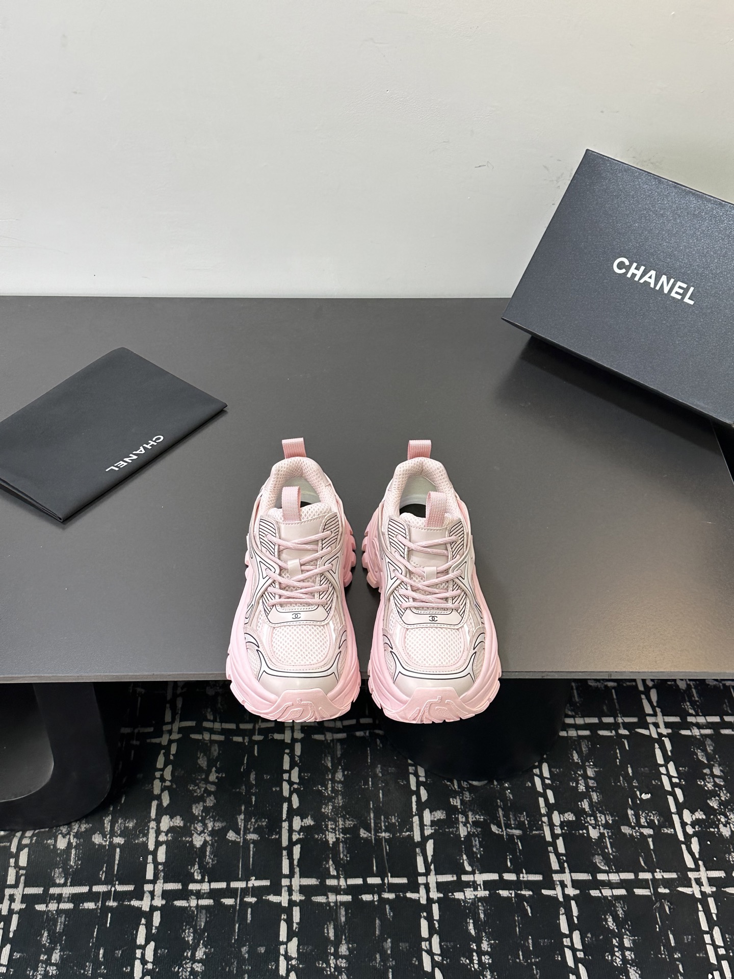 NO:706367,High version of CHANEL Chanel's new panda sneakers Panda shoes Chanel 2026ss popular panda shoes color matching thick-soled casual sports shoes sneakers counter synchronization counter is very popular very difficult to buy a shoe the most popular thick-soled panda shoes on the Internet can be imagined Xiaoxiang control can not miss the appearance and comfort coexist simple and versatile white shoes thick soles increase super versatile, whoever you close your eyes will look good in it  Special material for the upper, breathable mesh, imported mesh lining, outsole, original TU outsole, size: 35-40 (41), custom-made, dad shoes, chanel, chanel, sneakers19860909高版本 CHANEL香奈儿新款熊猫板鞋熊猫鞋 香奈儿2026ss火爆熊猫鞋配色厚底休闲运动鞋板鞋  专柜同步 专柜非常火爆 非常难买的一款鞋 全网最火的厚底熊猫鞋 可想而知小香控不可错过的 颜值与舒适并存的 简约百搭小白鞋 厚底增高超级百搭,闭眼入谁穿谁好看  鞋面特殊材质透气网 内里进口网里 大底TU原版大底 码数:35-40（41 定做,老爹鞋,chanel,chanel,sneakers,Women's Shoes