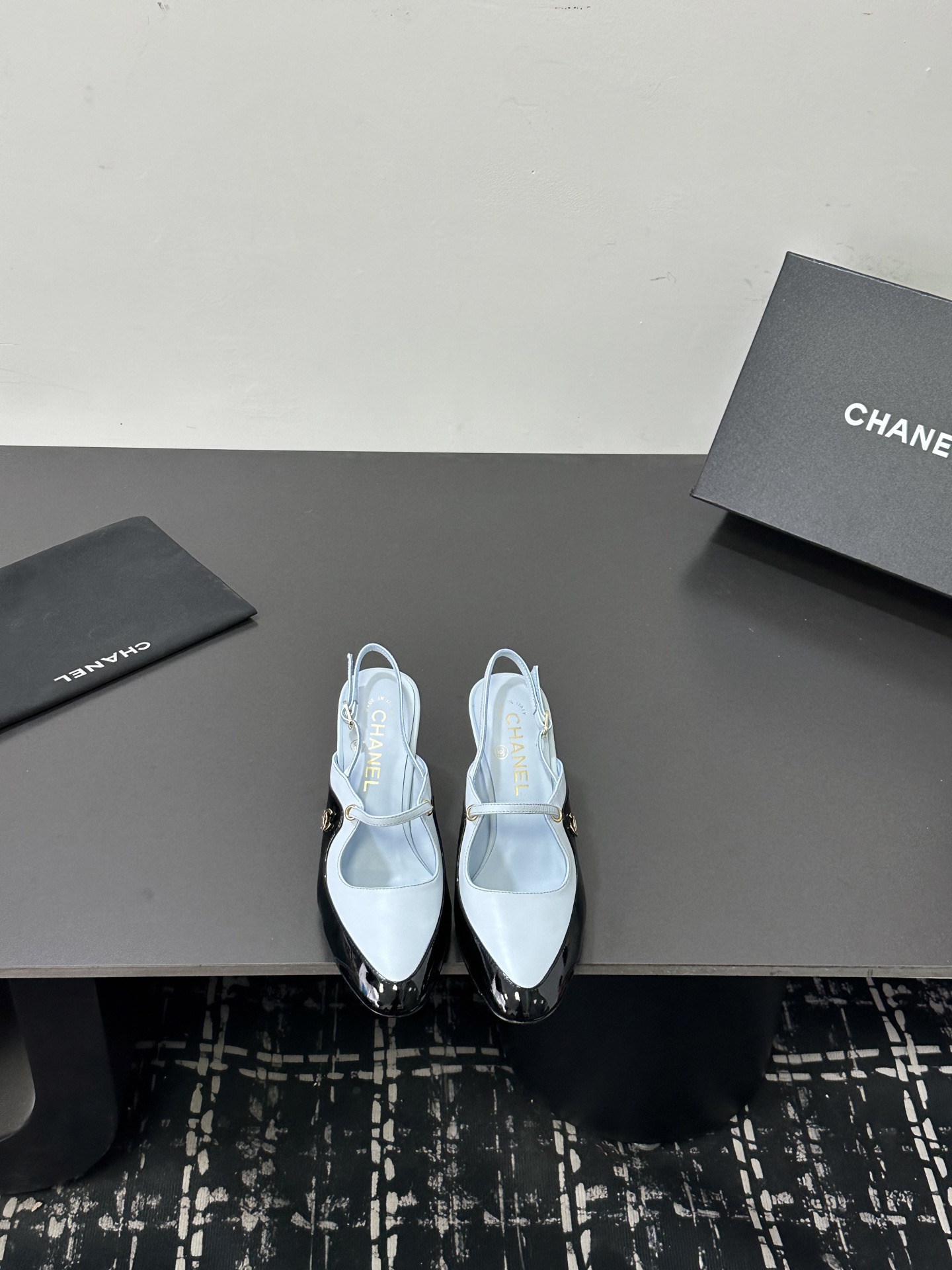 NO:789684,Chanel Chanel Little Fragrance 2026 new seven-color spliced ​​back high-heeled toe-cap sandals have the usual elegant and ladylike temperament of Grandma Chanel, and are full of high-end feeling. They are very nice on the feet~ Whether worn barefoot or paired with skirts or trousers, they are very versatile!  Incomparably beautiful!  Extraordinary original sheepskin/frosted splicing patent leather upper, imported hybrid sheepskin lining, outsole, Italian grade A leather outsole, heel height 7cm, Size35-39 (customized 40/41), high heels sandals, chanel, chanel, sandals, high heels, skirts, sheepskin, Leather soles19860909Chanel 香奈儿小香风2026新款七彩色拼接后空高跟包头凉鞋 香奶奶家一贯的优雅名媛气质 高级感十足 上脚非常nice～ 不管光脚穿或搭配裙装、裤装、 都非常百搭！无敌美！特别仙 鞋面原版羊皮/磨砂拼接漆皮 内里进口混种羊皮 大底意大利A级真皮大底 跟高7cm Size35-39（40/41定制）,高跟鞋凉鞋,chanel,chanel,sandals,high heels,skirts,sheepskin,Leather soles,Women's Shoes