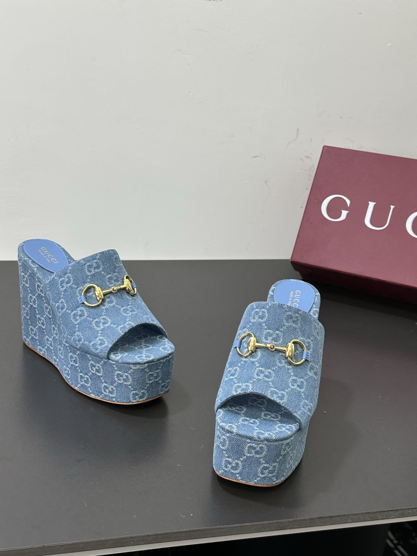 NO:784488,Gucci G*Chi's latest popular spring and summer slip-on sandals series [round toe] latest chain buckle original order quality  Authentic European style, perfect for wearing with this shoe, elegant and crystal clear. Regardless of the materials of the accessories, they are all customized one by one. You must go to get the original version. The whole series is full of exciting and exciting combinations of elements. The texture of different materials, the texture of the texture and the expression of the materials, have a strong artistic atmosphere... Upper: imported cowhide + double G cloth. Lining: customized imported sheepskin.  Foot pads: Customized imported sheepskin Outsole: Imported Italian genuine leather outsole Heel height: Packaging: Original full set of packaging Code number: 35-43 (41.42 customization is not returnable), slippers, gucci, sandals, slippers, cowhide, sheepskin, Leather soles19860909Gucci古*驰春夏最新爆款拖凉鞋系列【圆头】最新链条扣 原单品质 原汁原味的欧式风格,上脚非常完美穿搭上配此鞋,优雅大方,晶莹剔透,无论种各配件材质,都是家独一比一定制,必到做原版零距离,整系个列都充了满令兴人奋意和外的元结素合,不同材的质,肌的理面的料表现,具有极的浓艺术气息…… 鞋面:进口牛皮+双G布 内里:定制进口羊皮 垫脚:定制进口羊皮 大底:进口意大利真皮大底 跟高: 包装:原版全套包装 码数:35-43(41.42定制不退换),拖鞋,gucci,sandals,slippers,cowhide,sheepskin,Leather soles,Women's Shoes