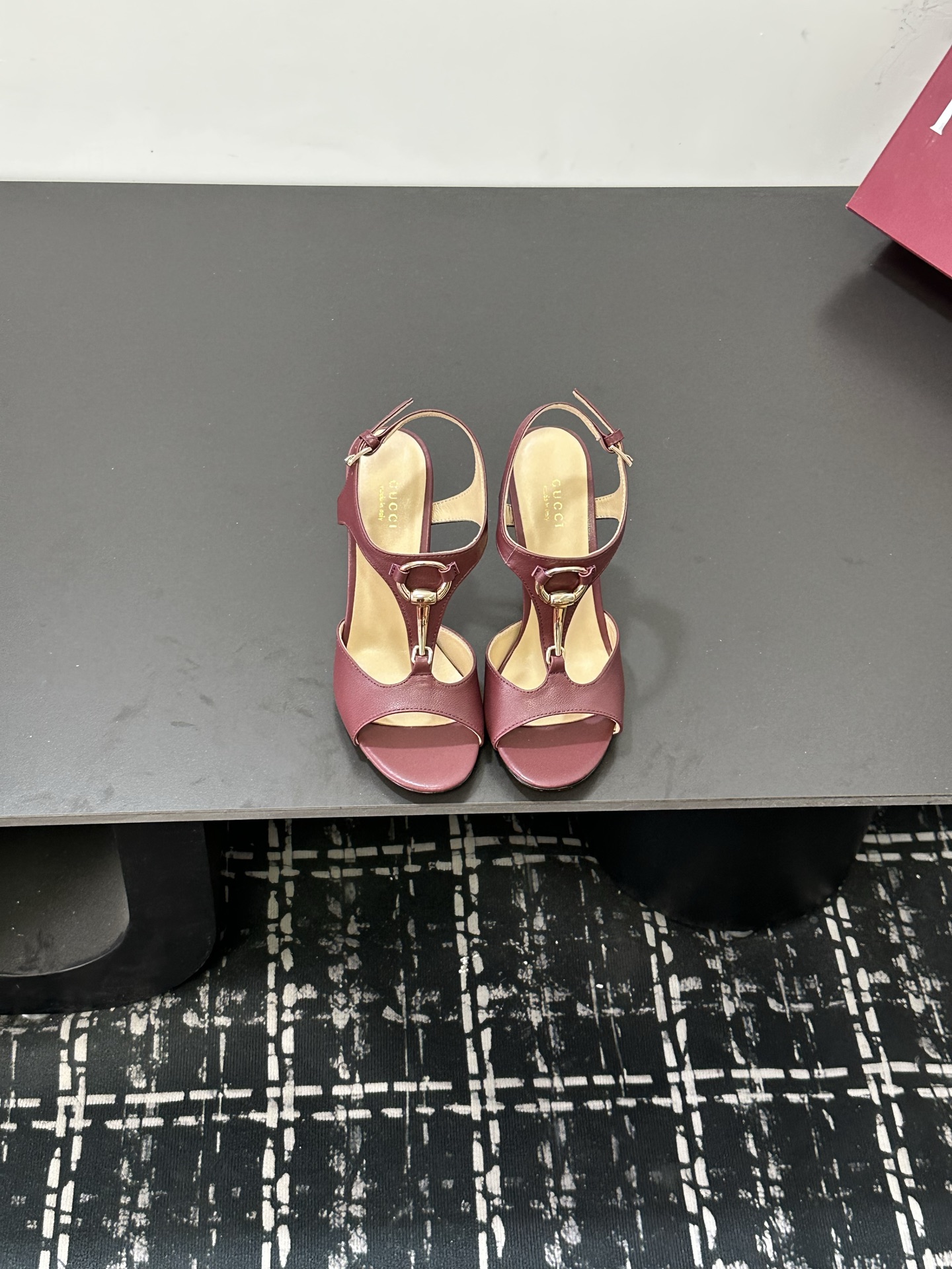 NO:817811,GUCCI Gucci/Gucci high-end boutique 2025 early spring new model with original flavor and original quality! Every detail has been carefully crafted and can be compared with ZG, and the quality is the same!  Fabric cow patent leather lining/foot pads High-end customized sheepskin lining Heel height 10·5cm Outsole Italian leather sole Size 34-41 (34.40.41. Customized, non-refundable) This medium-heeled pump is made of leather, with a square toe and three-dimensional square heel. The exquisite and delicate details make the entire design exude an elegant charm. The gold-toned horsebit injects the brand logo connotation into this style.  ●Horsebit details. Three-dimensional square heels ●Italian creation, high heels and sandals, gucci, gucci, sandals, high heels, sheepskin19860909GUCCI 古琦/古驰高端精品 2025早春新款原汁原味原单品质!每个细节皆经过精心细致打造,可与ZG对比如一,无二品质！ 面料牛漆皮 内里／垫脚高端定制羊皮内里 跟高10·5cm 大底意大利真皮底 尺码34-41（34.40.41.定做,不退换） 这款中跟浅口鞋采用皮革制作,搭配方形鞋头和立体方跟等设计,精致细腻的细节令整款设计散发出优雅的韵味.金色调马衔扣为该款造型注入了品牌标识内涵 ●马衔扣细节.立体方跟●意大利创作,高跟鞋凉鞋,gucci,gucci,sandals,high heels,sheepskin,Women's Shoes