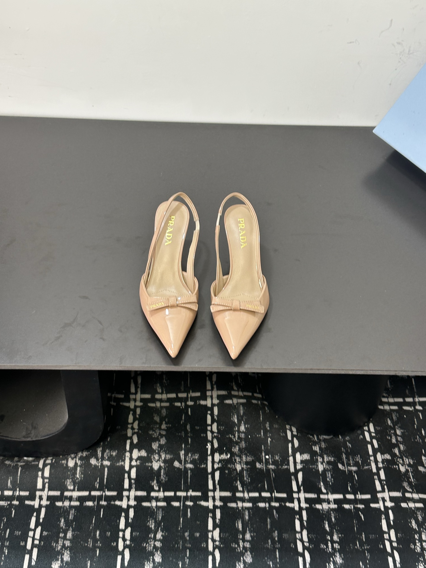 NO:817803,(With high-end airplane box) 26Ss spring and summer new Prada classic triangle logo back hollow thick heel sandals, retro-style pleated leather Mary Jane ballet shoes thick heel single shoes, classic and elegant design, with both retro charm and fashion sense, suitable for various occasions. Made of high-quality leather material, smooth surface, high-quality texture, and has good wear resistance and breathability.  The toe adopts a pleated design, which adds a sense of layering and three-dimensionality to the shoes, while giving it a retro style; there are thin straps at the ankles, which not only serve as a fixation, but also modify the ankle lines, enhancing the overall sense of sophistication. The low-heeled design, with a moderate height, can not only increase the wearer's figure  It has a high temperament and ensures stability and comfort when walking. It is not easy to feel tired after walking for a long time. It is decorated with an enameled triangular metal logo, highlighting classic lines and exquisite and elegant details. The upper is embellished with ribbons and engraved logo metal buckles, and the enameled triangular metal logo!  Customized calfskin upper, sheepskin lining, heel height 6cm, Italian genuine leather outsole, size 35-39 (40.41 custom-made, non-refundable), high heels and sandals, prada, prada, sandals, mary jane, high heels, cowhide, sheepskin, Leather soles19860909（配高档飞机盒） 26Ss春夏新款Prada普拉达 经典三角标后空粗跟凉鞋复古风褶皱皮面玛丽珍芭蕾舞鞋粗跟单鞋 设计经典大方,兼具复古韵味与时尚感,适合多种场合搭配. 采用优质皮革材质,表面光滑,质感上乘,且具备良好的耐磨性和透气性. 鞋头采用了褶皱设计,增添了鞋子的层次感和立体感,同时赋予其复古风情；脚踝处设有细带,不仅起到固定作用,还能修饰脚踝线条,提升整体的精致感.低跟设计,高度适中,既能增加穿着者的身高和气质,又能保证行走时的稳定性和舒适度,长时间行走也不易感到疲劳.饰有涂珐琅三角形金属徽标,彰显经典线条和精致优雅细节.鞋面点缀饰带与雕刻徽标金属搭扣,涂珐琅三角形金属徽标！ 鞋面定制小牛皮 内里垫脚羊皮 跟高6cm 鞋底意大利真皮大底 码数35-39（40.41定做不退换）,高跟鞋凉鞋,prada,prada,sandals,mary jane,high heels,cowhide,sheepskin,Leather soles,Women's Shoes