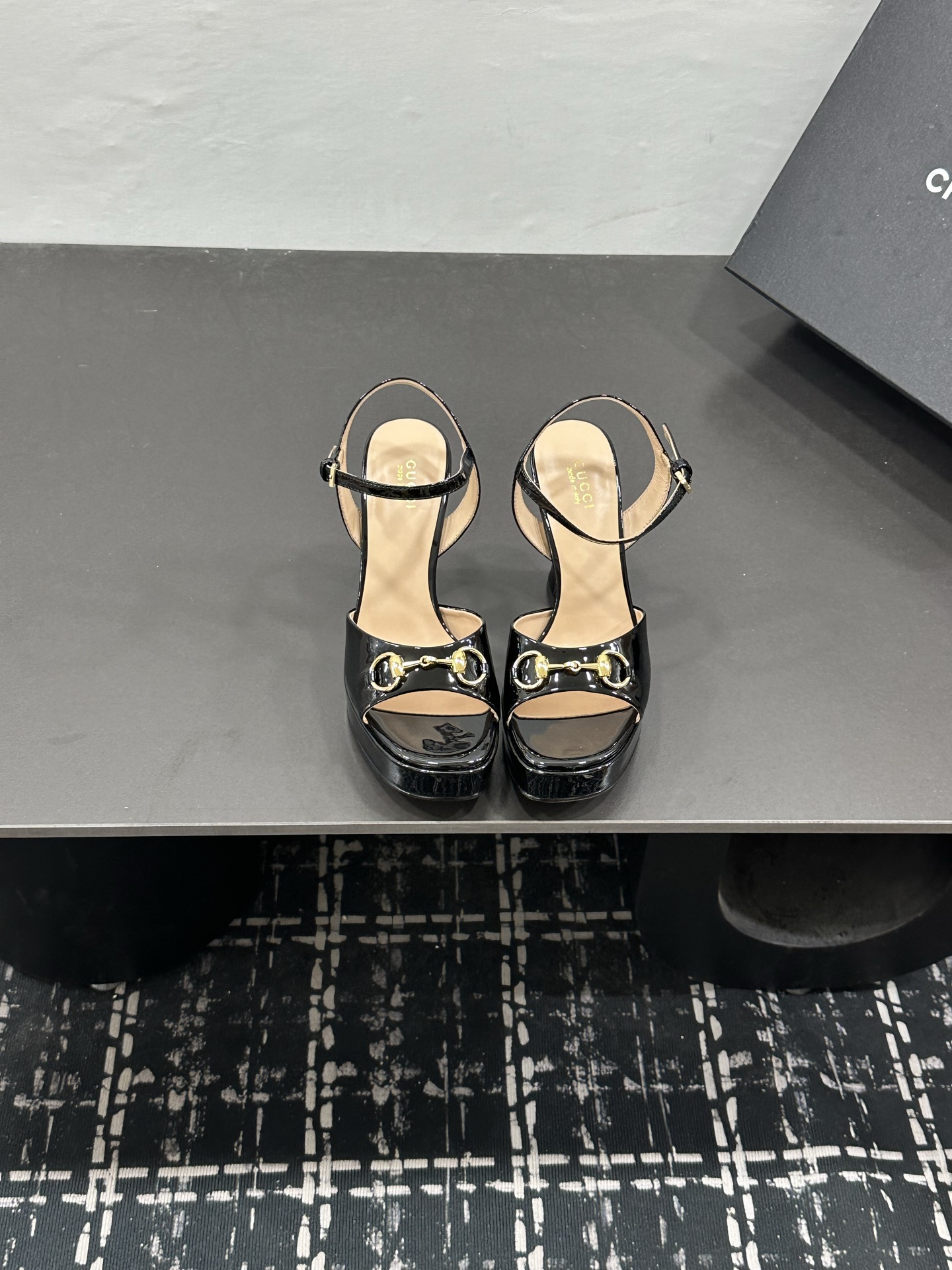 NO:889572,2026 new Gucci high-heeled slippers are studded with fine rhinestones. They sparkle under the refraction of light. They are not exaggerated but have high-gloss recognition. They are the contemporary translation of the brand's century-old DNA. The stiletto heels are tall and stylish. The feet of small people can naturally elongate the body proportions. They are versatile and suitable for all scenes. Paired with silk suspenders, they are gentle and elegant for dating and commuting. Pair with high-waisted wide-leg pants and simple shirts.  Smart and modern style, paired with a floral tea dress, suitable for early spring vacation travel, easily becomes the finishing touch of the style, and is suitable for switching between day and night. The fabric is made of original patent leather/transparent mesh, rhinestones/cloth, and the lining is tiptoe. Italian imported leather outsole, size 35-39 (customized 40/41/42), sandals, gucci, gucci, sandals, slippers, skirts, shirts, real silk, Leather soles198609092026新款 古奇古驰Gucci高跟拖鞋 满镶细碎水钻 光线折射下闪映莹润光泽 不浮夸却自带高光辨识度 既是品牌百年DNA的当代转译 细高跟挺拔有型 小个子上脚可自然拉长身形比例 百搭属性适配全场景穿搭 搭配真丝吊带裙 是约会通勤的温柔奢雅 配高腰阔腿裤与简约衬衫 干练摩登格调 搭碎花茶歇裙 适配早春度假出行 轻松成为造型点睛之笔 昼夜切换造型皆得体出众. 面料采用原版漆皮/透明网纱烫钻/布面 内里踮脚 意大利进口真皮大底 size35-39（40/41/42定制）,凉鞋,gucci,gucci,sandals,slippers,skirts,shirts,real silk,Leather soles,Women's Shoes
