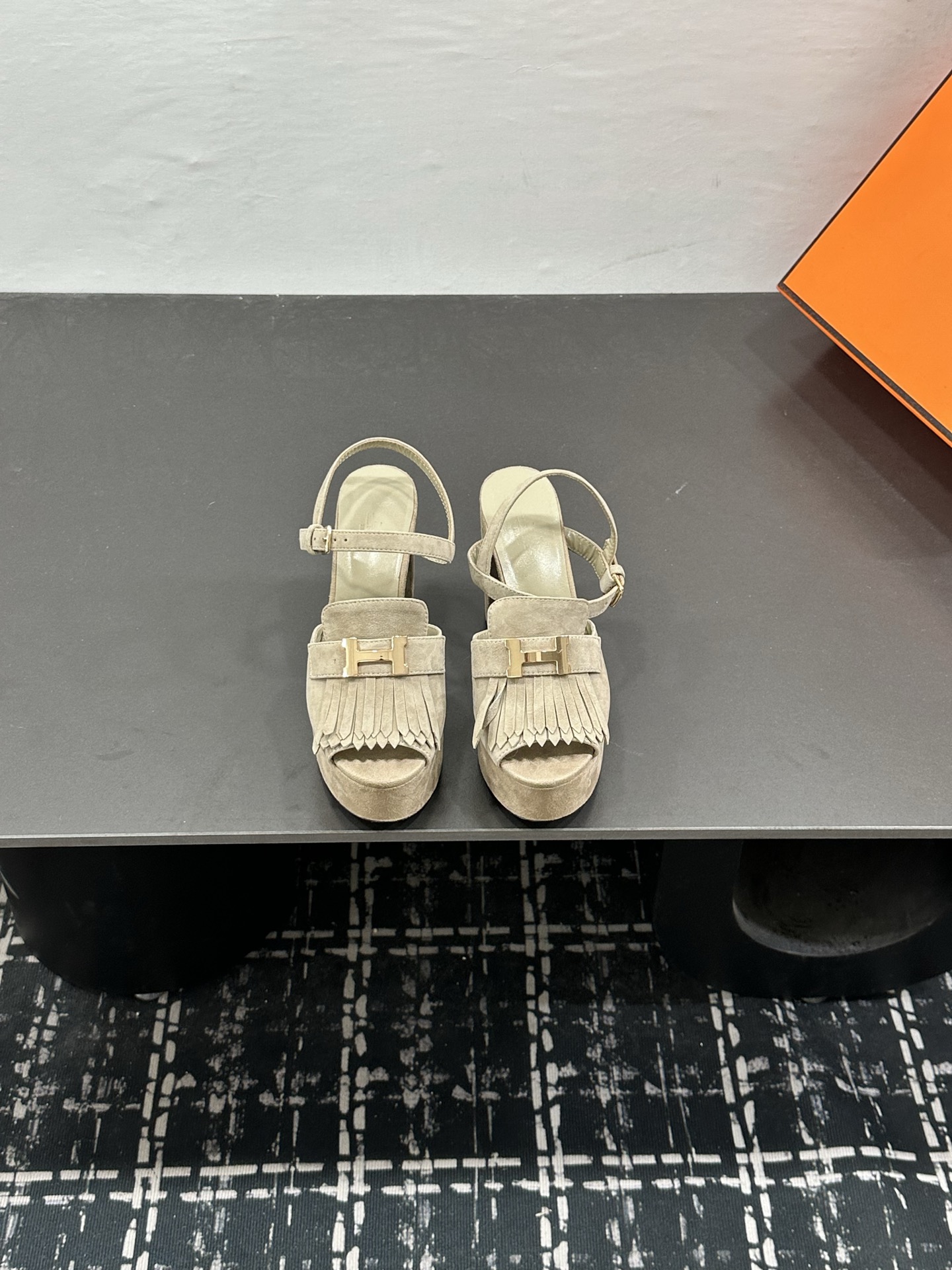 NO:889566,2026 new model, Hermès, upgraded version and workmanship materials. The highest version of Hermes handmade shoes on the market. Top product Hermès slippers —————————— The 2026 early spring new model is the same as the original version, purely handmade by masters!  High-end customization, exclusive product, the industry's highest version of Hermers uppers imported from Italy cowhide + sheepskin lining, original custom-made to pursue top-level walking comfort)~~ Full set of original packaging ━━━━Hermes━━━━━ size 35-41 (42) custom-made and non-returnable), high-heeled sandals, hermes, hermes, sandals, high  heels,slippers,cowhide,sheepskin198609092026新款,Hermès,版型做工材料升级. Hermes市场最高版本纯手工鞋 顶级产品爱马仕拖鞋 —————————— 2026早春新款原版一样, 师傅级纯手工打造 ！高端定制,独家产品,行业最高版本Hermers鞋面意大利进口牛皮+羊皮内里,原版订制级意追求顶级行走舒适度）～～ 包装全套原包装━━━━Hermes━━━━━ size35-41（42）定做不退换）,高跟鞋凉鞋,hermes,hermes,sandals,high heels,slippers,cowhide,sheepskin,Women's Shoes