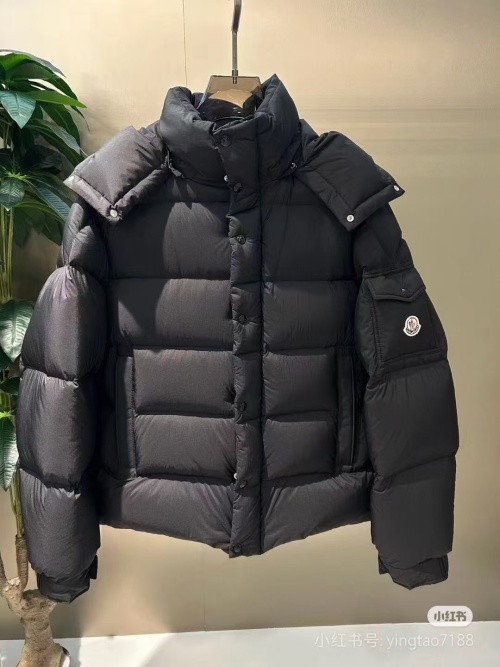 Moncler Maya: Chaqueta Acolchada de Plumón con Capucha Desmontable para Hombre 1 Moncler Maya: Chaqueta Acolchada de Plumón con Capucha Desmontable para Hombre