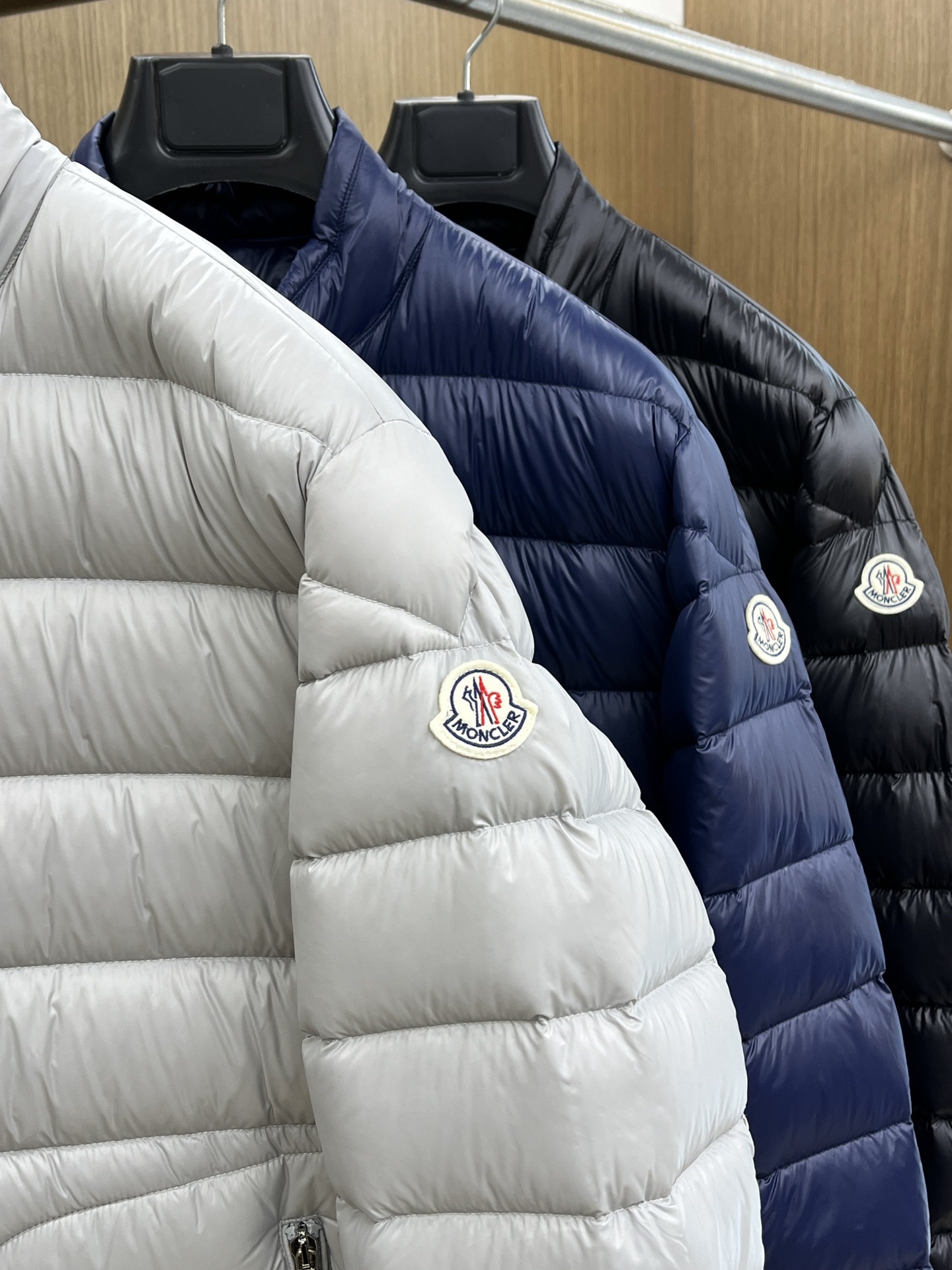 P1200 秋冬羽绒Mon クラシックダウンジャケット - 高保温性の必須アイテム