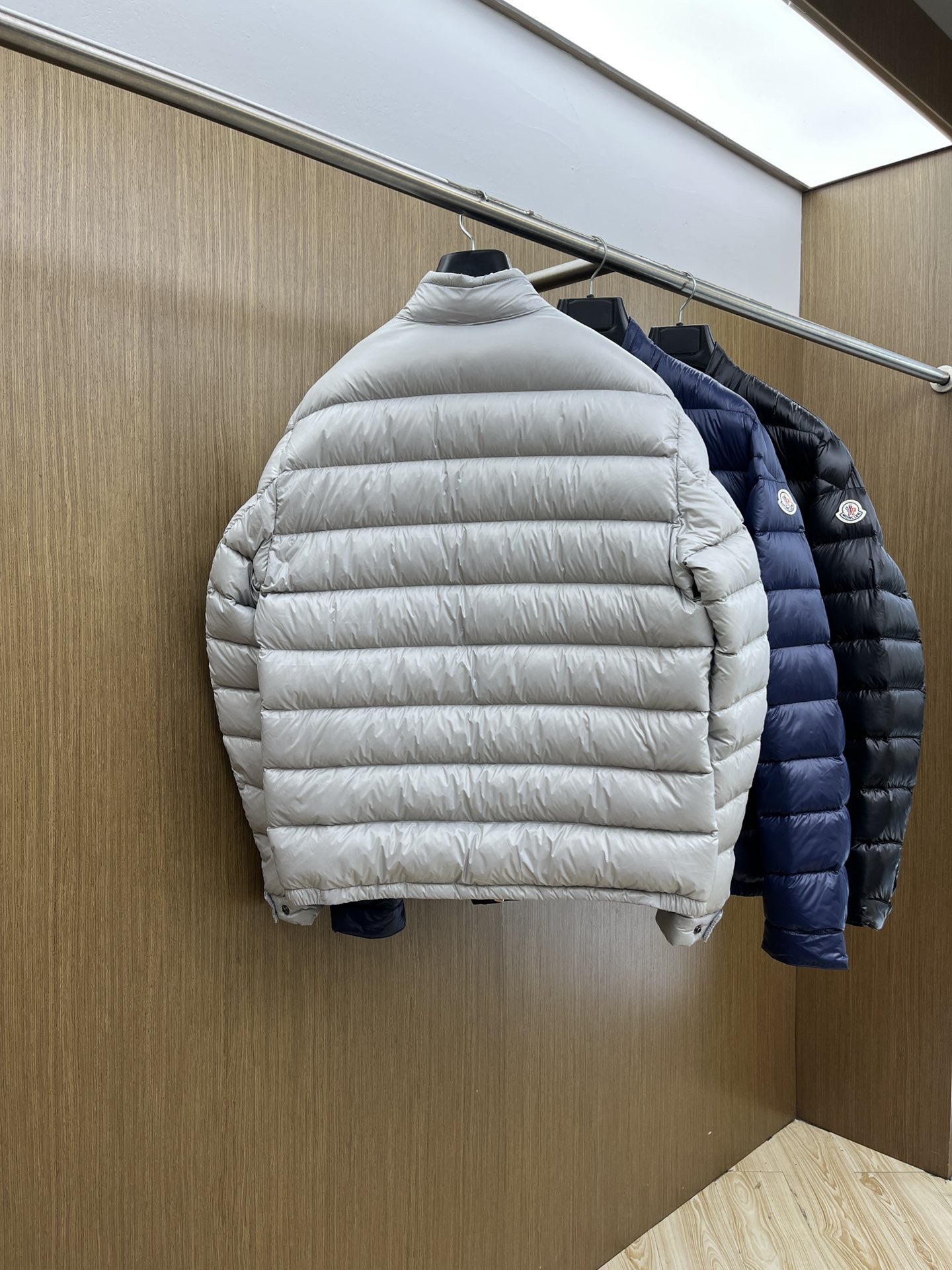 P1200 秋冬羽绒Mon クラシックダウンジャケット - 高保温性の必須アイテム