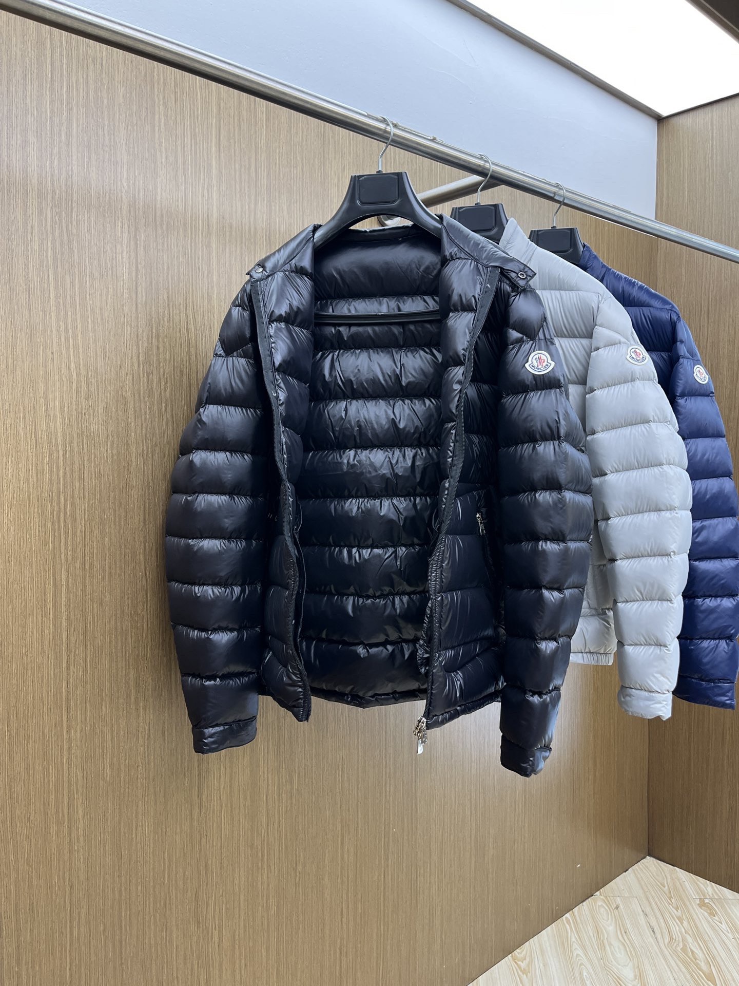 P1200 秋冬羽绒Mon クラシックダウンジャケット - 高保温性の必須アイテム