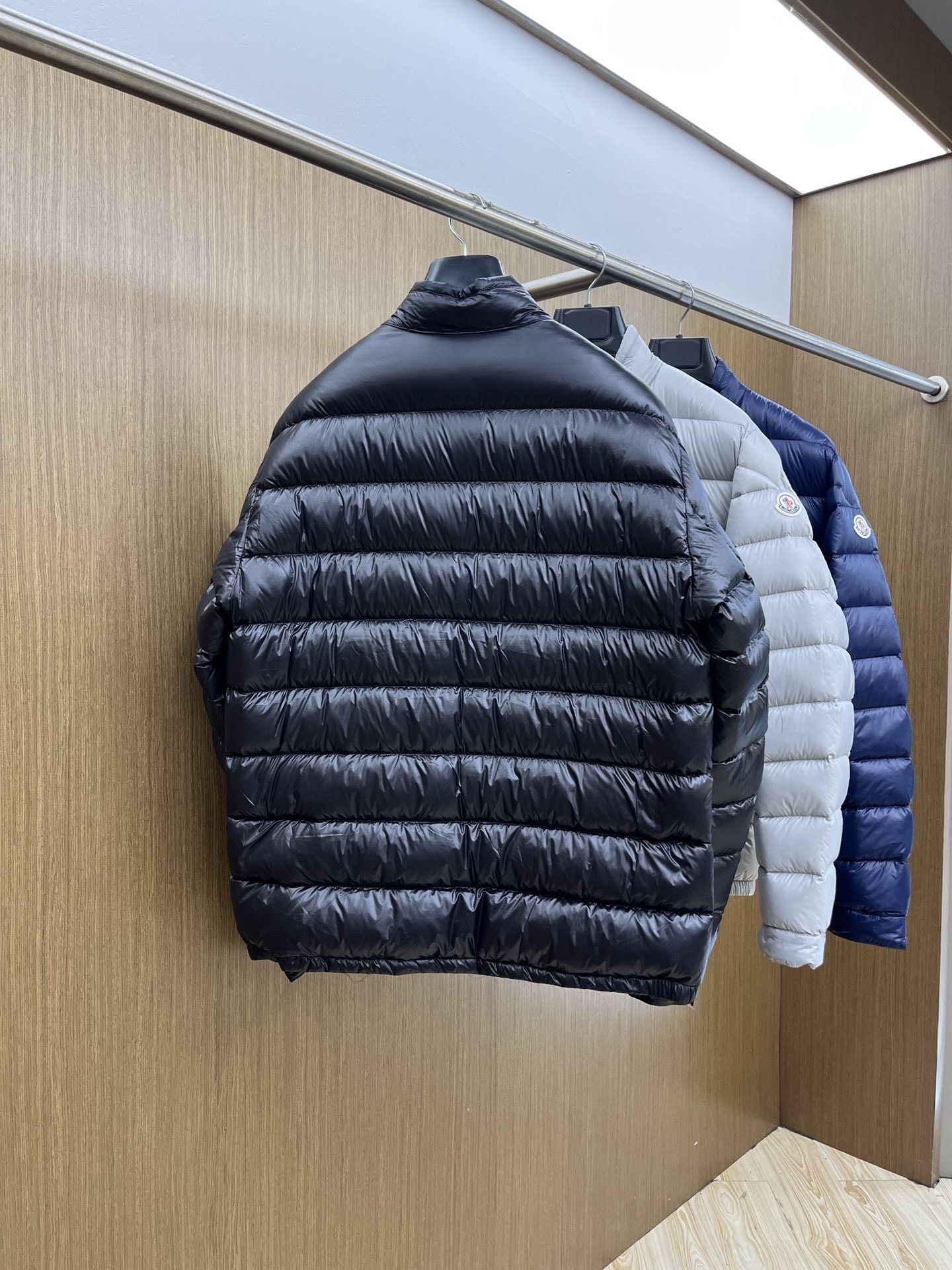 P1200 秋冬羽绒Mon クラシックダウンジャケット - 高保温性の必須アイテム