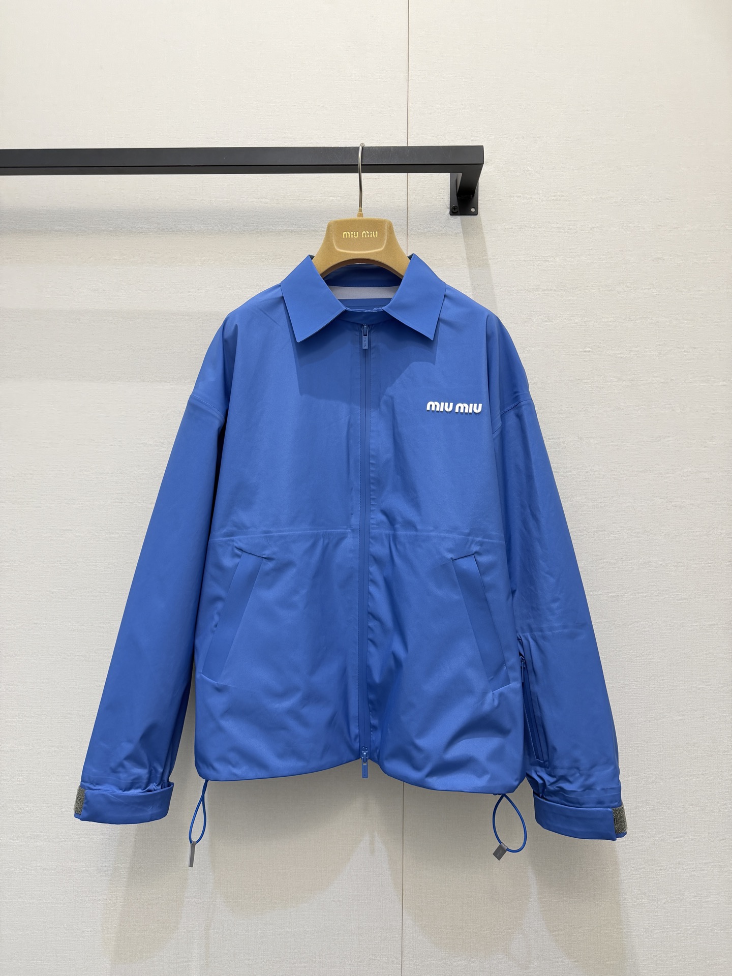 NO:738938,miumiu contrasting logo letter lapel zipper jacket has a three-dimensional cut and a loose fit for men and women to easily control. The windproof and waterproof material has perfect performance!  Exclusively customized and imported yb recycled environmentally friendly nylon material, contrasting letter logo embellishment on the chest, casual and loose fit, versatile and easy to match, casual and high-end, 1:1 awesome fit, the latest spring and summer items, look for the exclusive high version SML delivery real shot,,miumiu,jackets & coats,19860909miumiu 撞色徽标字母翻领拉链外套立体剪裁宽松版型男女轻松驾驭,防风防水材质性能满分！独家定制进口yb再生环保尼龙材质,胸前撞色字母徽标点缀,休闲宽松版型百搭不挑人,随性高级感轻松拿捏1:1超赞版型,春夏最新单品,认准独家高版本 SML 发货实拍,,miumiu,jackets & coats,,Women's clothing