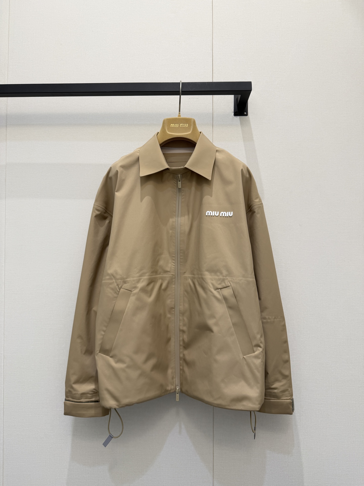 NO:738934,miumiu contrasting logo letter lapel zipper jacket has a three-dimensional cut and a loose fit for men and women to easily control. The windproof and waterproof material has perfect performance!  Exclusively customized imported yb recycled environmentally friendly nylon material, contrasting letter logo embellishment on the chest, casual and loose version, versatile and not picky, casual and high-end, easy to grasp 1:1 awesome version, the latest spring and summer items, look for the exclusive high version SML real shot of large goods,, miumiu, jackets & coats,19860909miumiu 撞色徽标字母翻领拉链外套立体剪裁宽松版型男女轻松驾驭,防风防水材质性能满分！独家定制进口yb再生环保尼龙材质,胸前撞色字母徽标点缀,休闲宽松版型百搭不挑人,随性高级感轻松拿捏1:1超赞版型,春夏最新单品,认准独家高版本 SML大货实拍,,miumiu,jackets & coats,,Women's clothing