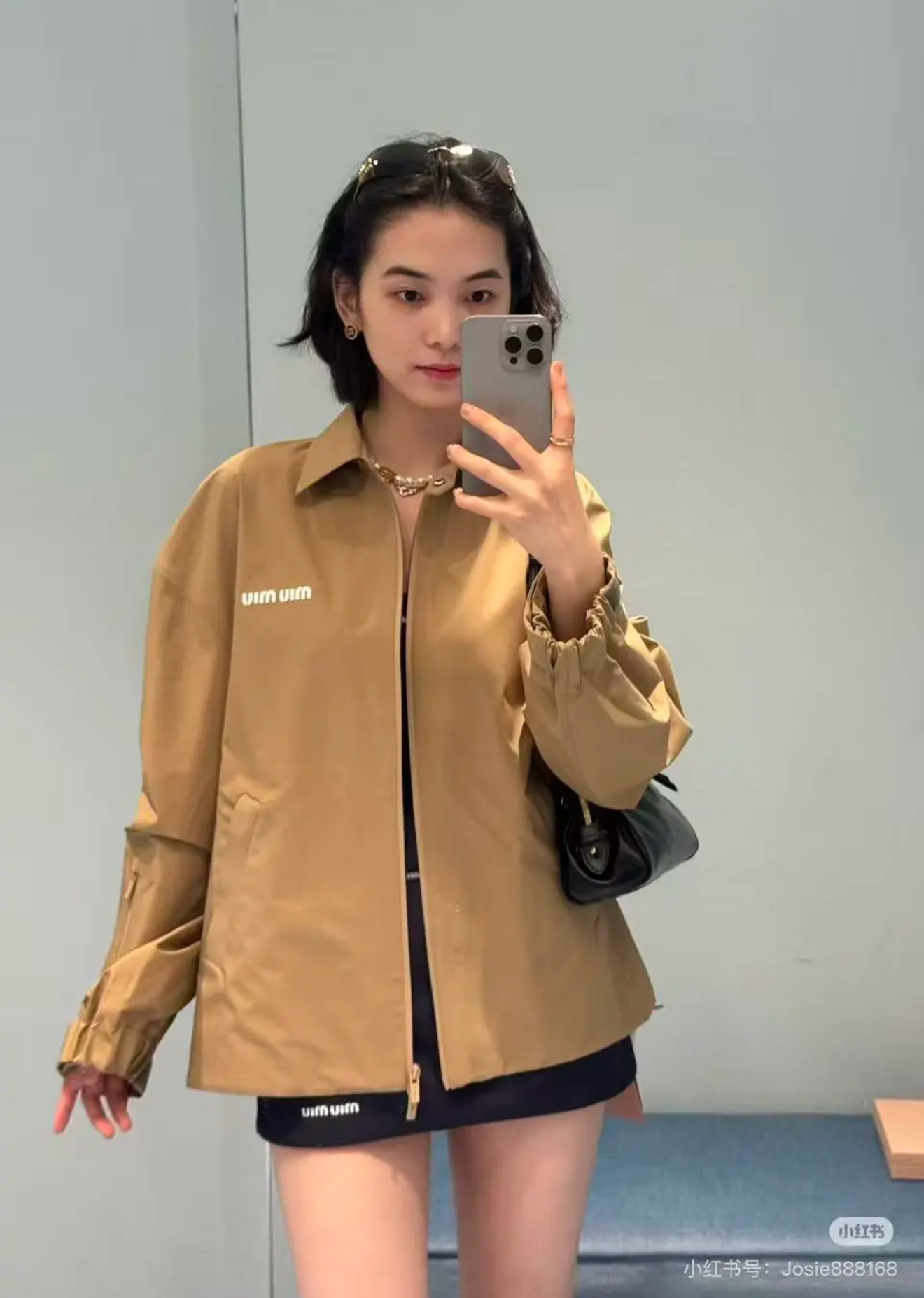 NO:738936,miumiu contrasting logo letter lapel zipper jacket has a three-dimensional cut and a loose fit for men and women to easily control. The windproof and waterproof material has perfect performance!  Exclusively customized imported yb recycled environmentally friendly nylon material, contrasting letter logo embellishment on the chest, casual and loose fit, versatile and not picky, casual and high-end, easy to choose 1:1 awesome fit, the latest spring and summer items, look for the exclusive high version SML,, miumiu, jackets & coats,19860909miumiu 撞色徽标字母翻领拉链外套立体剪裁宽松版型男女轻松驾驭,防风防水材质性能满分！独家定制进口yb再生环保尼龙材质,胸前撞色字母徽标点缀,休闲宽松版型百搭不挑人,随性高级感轻松拿捏1:1超赞版型,春夏最新单品,认准独家高版本 SML,,miumiu,jackets & coats,,Women's clothing