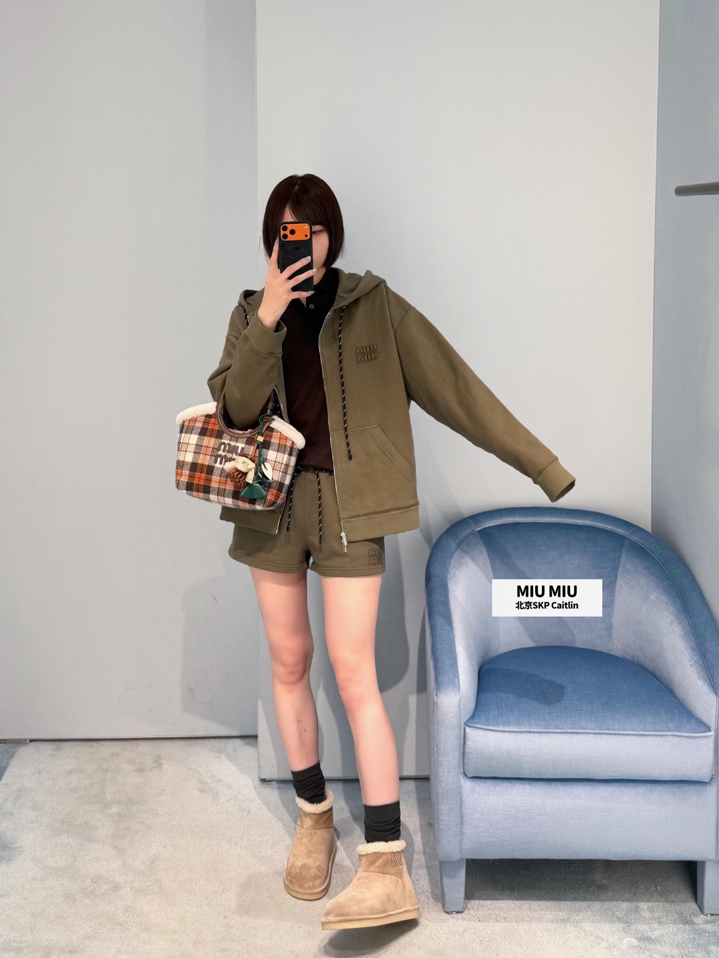 NO:738943,Jackets and shorts Miumi* 26Ss early spring new style olive green loose zipper hooded sweatshirt jacket + drawstring shorts set top-notch high version!  Loose hooded sweatshirt with drawstring shorts, pure cotton with soft waxy feel, low saturation color with a sense of luxury. Metal zipper + letter patch embroidered logo hidden details, sweet and cool, relaxed, one-click to capture the early spring atmosphere. Ready for sale S/M/L,,miumiu,hoodie,sweatshirts,shorts,jackets & coats,hats,19860909外套短裤 Miumi* 26Ss早春新款 橄榄绿宽松版拉链连帽卫衣外套+抽绳短裤套装顶级高版出品！宽松连帽卫衣配抽绳短裤,纯棉软糯触感,低饱和色系自带高级感.金属拉链+字母贴布绣徽标暗藏细节,甜酷松弛,一键拿捏早春氛围感.现货发售S/M/L,,miumiu,hoodie,sweatshirts,shorts,jackets & coats,hats,,Women's clothing