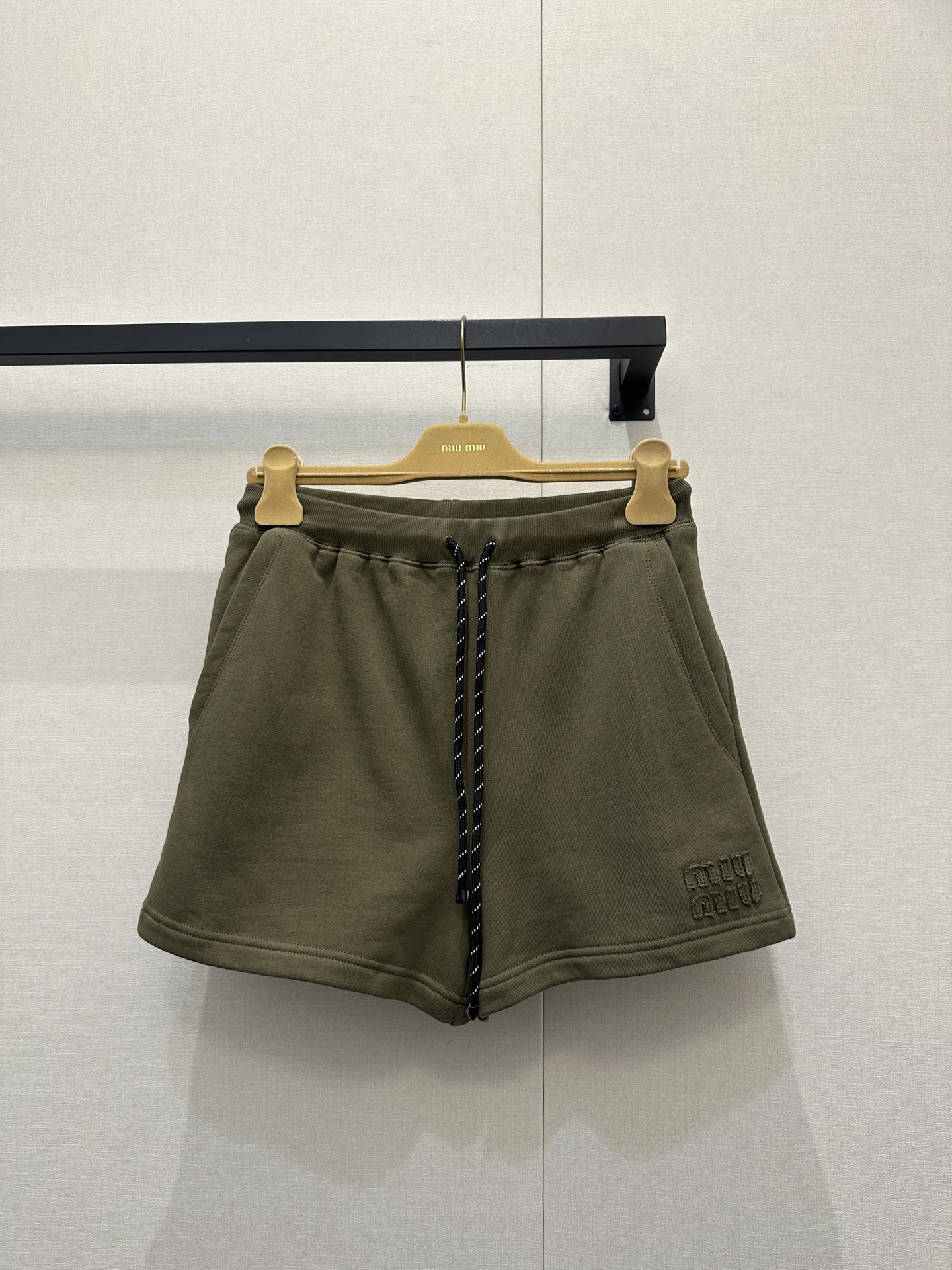 NO:738942,Miumi* 26Ss early spring new model olive green loose zipper hooded sweatshirt jacket + drawstring shorts set is produced in the top high version!  Loose hooded sweatshirt with drawstring shorts, pure cotton with a soft waxy feel, low saturation color with a high-end feel. Metal zipper + letter patch embroidered logo hidden details, sweet and cool, relaxed, one-click to capture the early spring atmosphere. Ready for sale S/M/L, large quantities, real shots,,miumiu,hoodie,sweatshirts,shorts,jackets & coats,hats,19860909Miumi* 26Ss早春新款 橄榄绿宽松版拉链连帽卫衣外套+抽绳短裤套装顶级高版出品！宽松连帽卫衣配抽绳短裤,纯棉软糯触感,低饱和色系自带高级感.金属拉链+字母贴布绣徽标暗藏细节,甜酷松弛,一键拿捏早春氛围感.现货发售S/M/L大货实拍,,miumiu,hoodie,sweatshirts,shorts,jackets & coats,hats,,Women's clothing