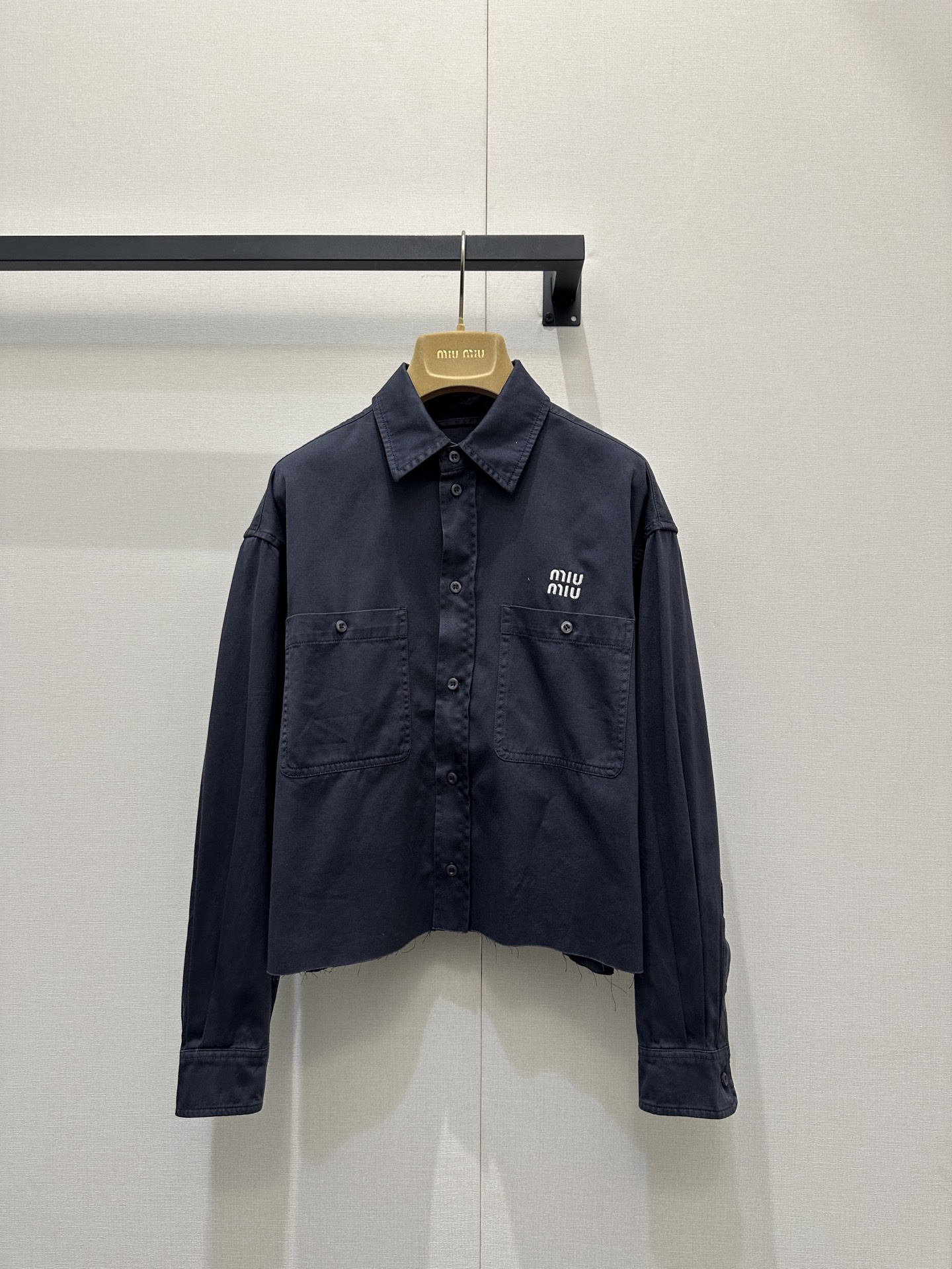 NO:738946,Miu Mi*26 new early spring charcoal gray shirt jacket, this charcoal gray shirt jacket is made of high-quality cotton fabric, soft and durable. The classic shirt style + double chest pockets are practical and detailed. The brand embroidery on the left chest low-key shows your identity. The charcoal gray is super versatile and can be worn alone or layered in spring and autumn. It can easily create a casual and high-end feel, and can be easily used for commuting and leisure!  Color gray, size SML, real shot,,miumiu,jackets & coats,shirts,19860909Miu Mi*26早春新款炭灰衬衫外套,这款炭灰衬衫外套,采用高品质棉质面料,柔软又耐穿.经典衬衫版型+胸前双口袋,实用又有细节感,左胸品牌刺绣,低调彰显身份.炭灰色超百搭,春秋单穿或叠搭都很OK,轻松打造随性高级感,通勤休闲都能轻松驾驭！ 颜色灰色 尺码SML大货实拍,,miumiu,jackets & coats,shirts,,Women's clothing