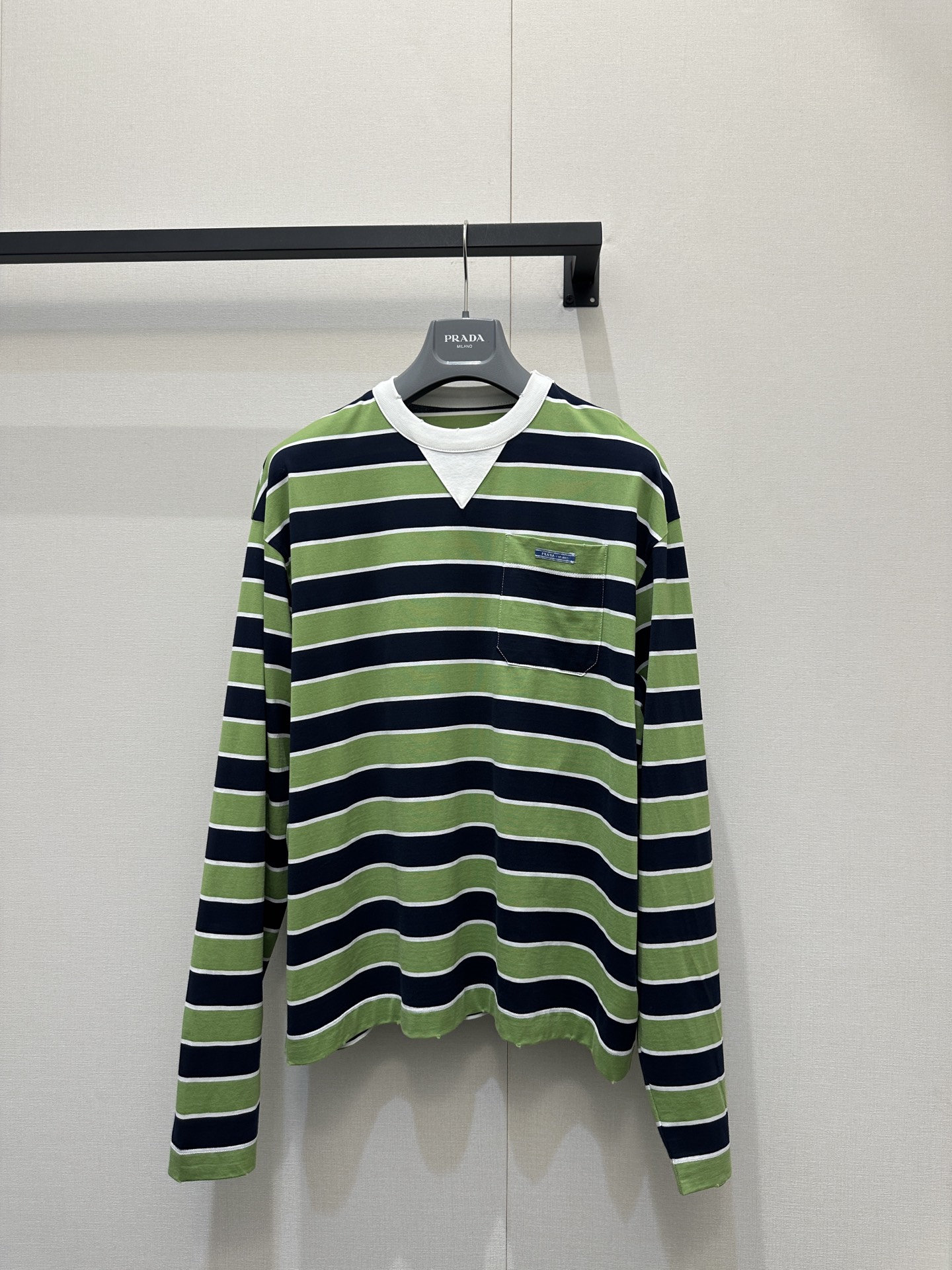 NO:738952,Prad* striped long-sleeved T-shirt Green + dark blue wide stripes, white round neck splicing, full of fresh retro feel. Soft cotton fabric, comfortable and breathable to wear, loose silhouette design, great to wear alone or layered. The brand woven label details on the chest are highly recognizable, easy to control in daily casual and college style, with both youthful energy and fashion sense, it is a versatile item in spring and summer! Color green Size SML real stock, prada, tees, t-shirt,19860909Prad*条纹长袖T恤 绿色+深蓝宽条纹,白色圆领拼接,清新复古感满满.柔软棉质面料,穿着舒适透气,宽松廓形设计,单穿或叠搭都很出彩.胸前品牌织唛细节,辨识度高,日常休闲,学院风都能轻松驾驭,青春活力与时尚感兼具,是春夏百搭单品! 颜色绿色 尺码SML大货实拍,,prada,tees，t-shirt,,Women's clothing