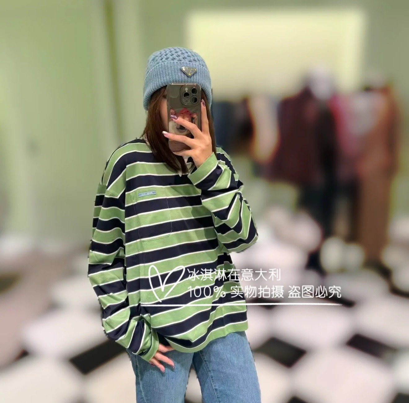 NO:738955,Prad* striped long-sleeved T-shirt Green + dark blue wide stripes, white round neck splicing, full of fresh retro feel. Soft cotton fabric, comfortable and breathable to wear, loose silhouette design, great to wear alone or layered. The brand woven label details on the chest are highly recognizable, easy to control in daily casual and college style, with both youthful energy and fashion sense, it is a versatile item in spring and summer! Color Green Size SML, prada, tees, t-shirt,19860909Prad*条纹长袖T恤 绿色+深蓝宽条纹,白色圆领拼接,清新复古感满满.柔软棉质面料,穿着舒适透气,宽松廓形设计,单穿或叠搭都很出彩.胸前品牌织唛细节,辨识度高,日常休闲,学院风都能轻松驾驭,青春活力与时尚感兼具,是春夏百搭单品! 颜色绿色 尺码SML,,prada,tees，t-shirt,,Women's clothing