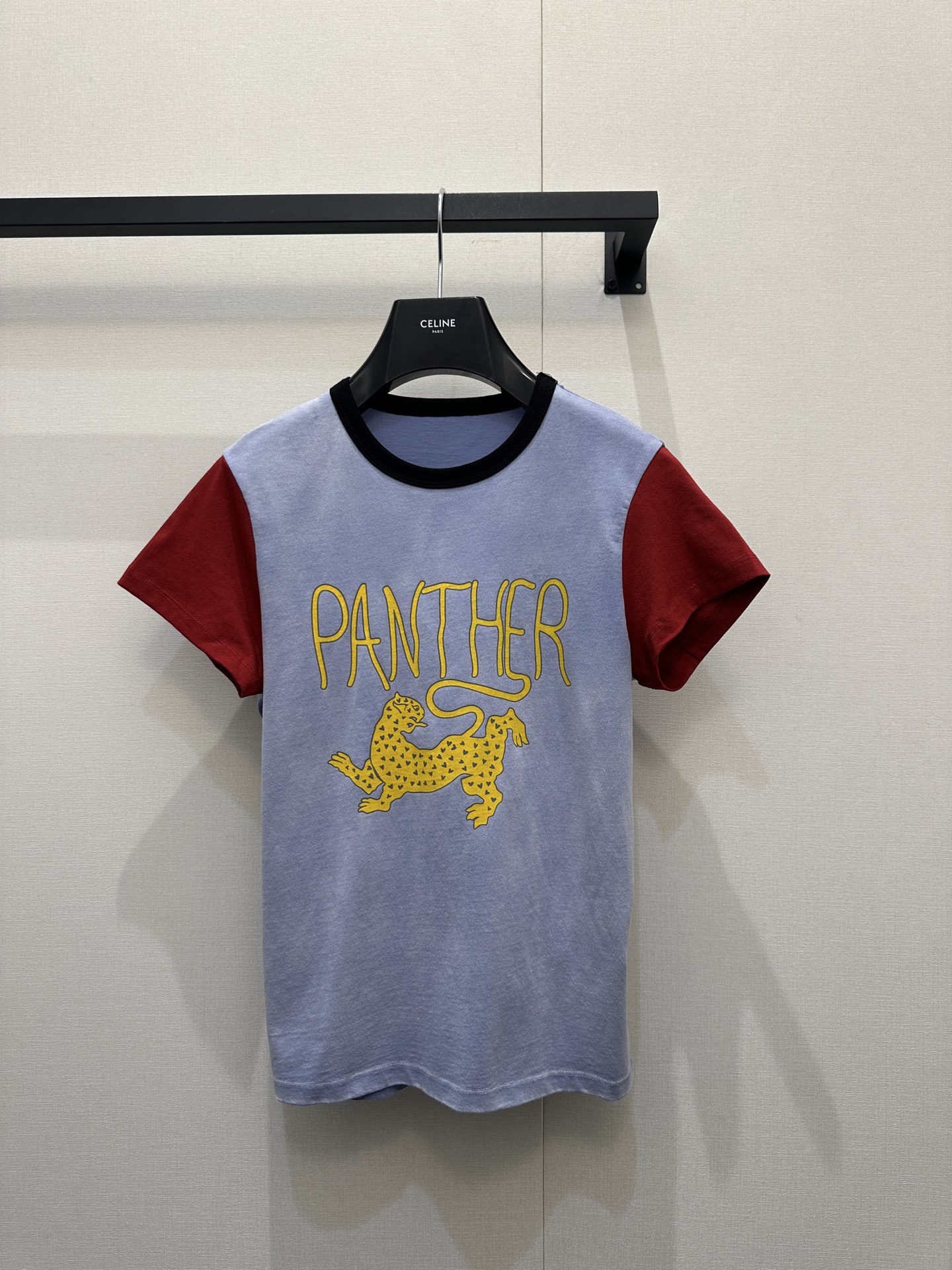 NO:738958,valentino 26new fun leopard pattern contrasting short sleeves are made of imported virgin cotton, and the upper body is versatile and easy to wear!  The interesting letter print pattern on the chest brings an age-reducing atmosphere!  Exclusively customized and imported yb native cotton material, the right shoulder H-shaped upper body is invincible and slimming ~ the energetic summer color matching upper body is not obtrusive and super white ~ 1:1 awesome version, the latest item in early spring, look for the exclusive high version SML real shot of large goods, valentino, T-shirt,19860909valentino 26new趣味豹子图案撞色短袖进口原生全棉材质,上身百搭不挑人！胸前趣味字母印花图案,自带减龄气息！独家定制进口yb原生全棉材质,正肩H版型上身无敌显瘦～活力满满的夏季配色上身不突兀超显白～1:1超赞版型,早春最新单品,认准独家高版本 SML大货实拍,,valentino,T-shirt,,Women's clothing