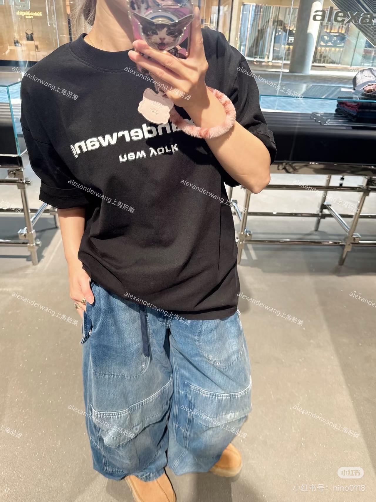 NO:738967,Alexander Wan*26 new early spring white letter T-shirt. Loose letter T-shirt, with pink three-dimensional embroidery on the chest to present the brand logo. The design is simple but highly recognizable. The version is oversize, and the fabric is soft and drapey, suitable for creating a casual street style or a lazy everyday feel. Both boys and girls can easily wear different styles with different bottoms and accessories. Color black/white/gray/pink Size S/M/L, versace, tees, t-shirt,19860909Alexander Wan*26早春新品白色字母T恤 宽松字母T恤,胸前以粉色立体刺绣呈现品牌标志字样,设计简约但辨识度极高.版型偏oversize,面料柔软有垂感,适合打造随性街头风或慵懒日常感.无论是男生还是女生,都能通过不同下装和配饰轻松穿出个性风格. 颜色黑色/白色/灰色/粉色 尺码S/M/L,,versace,tees，t-shirt,,Women's clothing