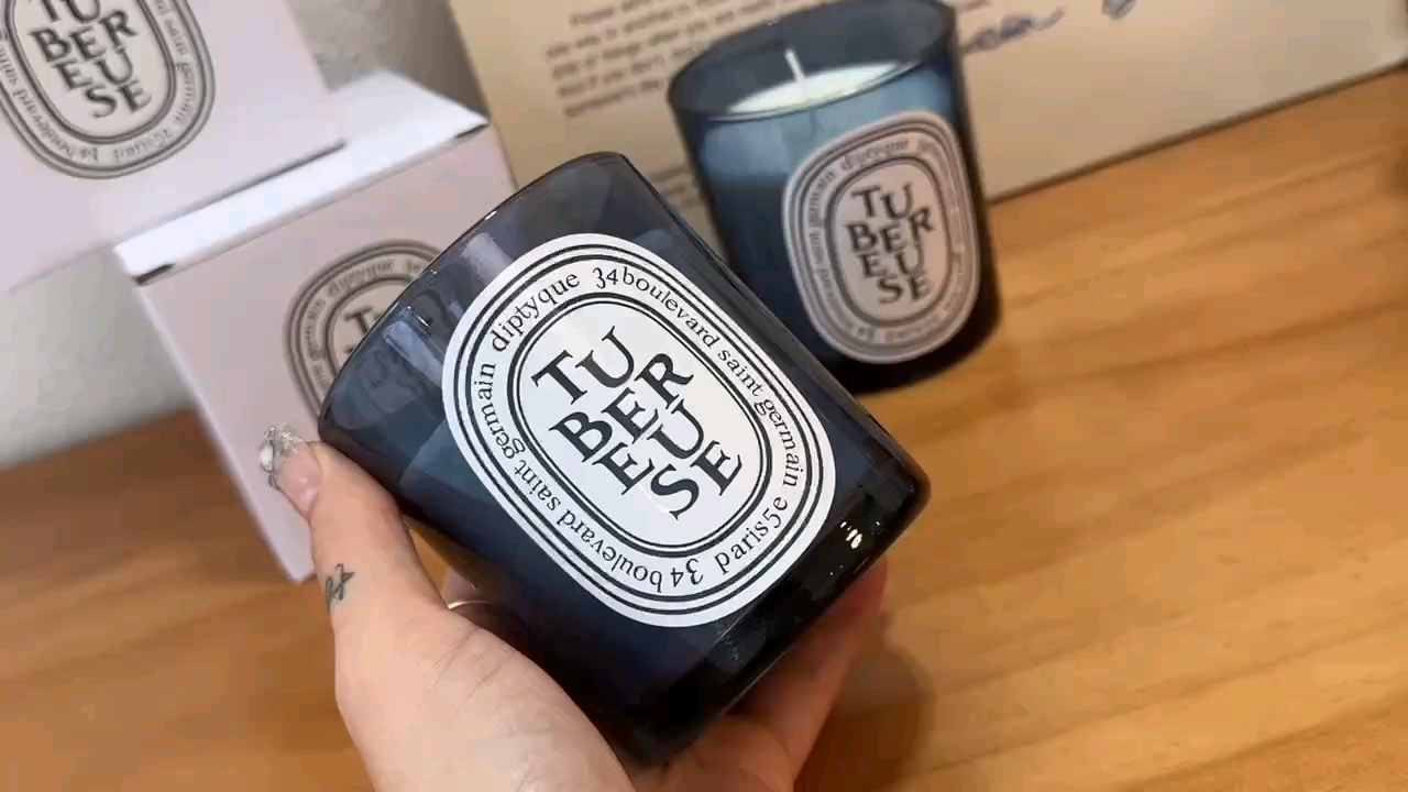 Treat fatigue specificallyExuding a fresh fragrance of evening jadeThe - Perfume