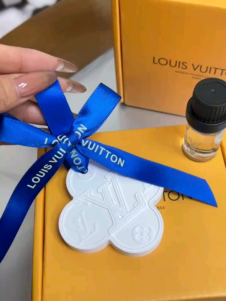 Featuring an embossed monogram design and a Rose des Vents fragrance - Comprehensive