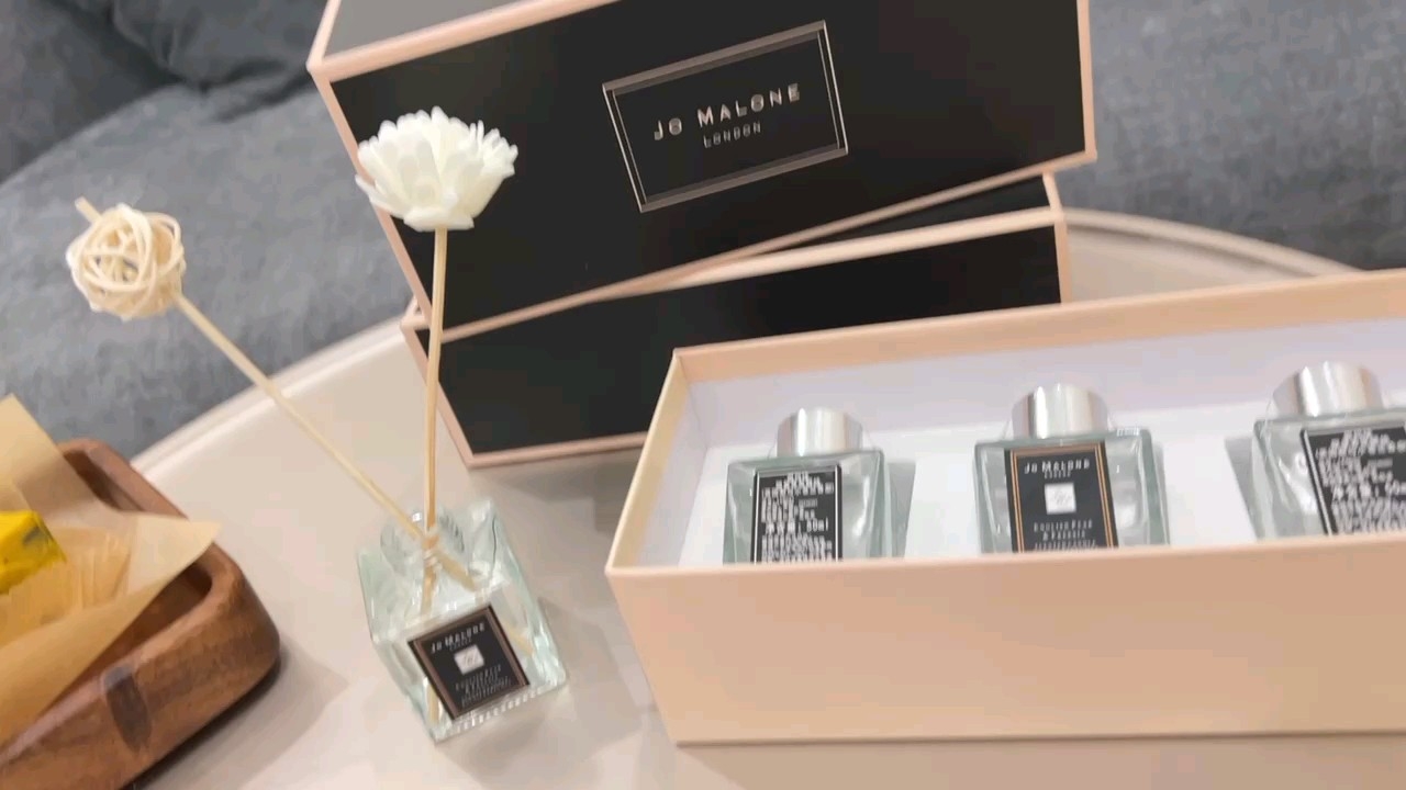 Subtle, soothing fruity fragrance profile formulated to aid relaxation - Lifestyle
