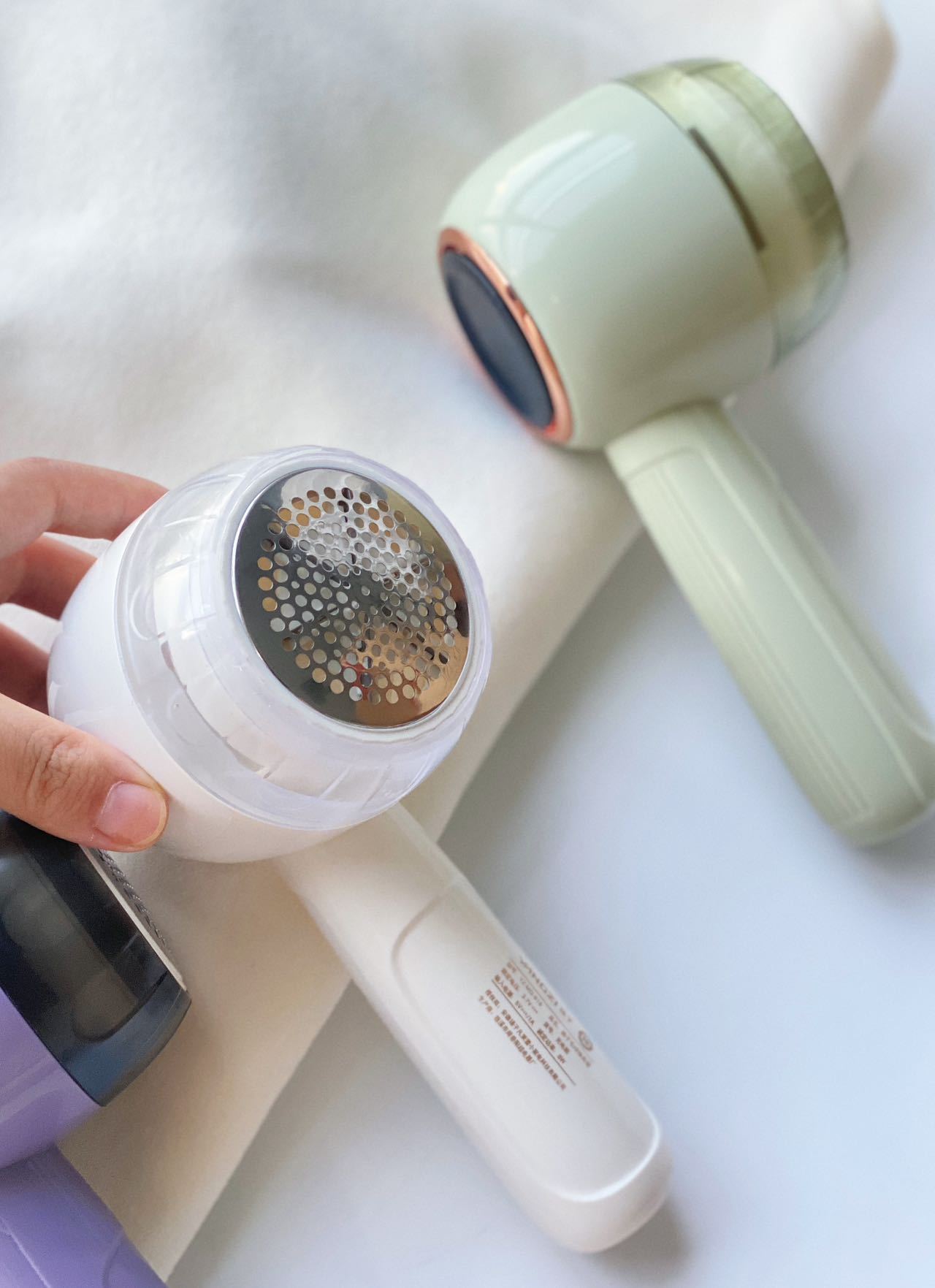 Efficiently removes lint and pilling across all types of knitwear and - Comprehensive 2