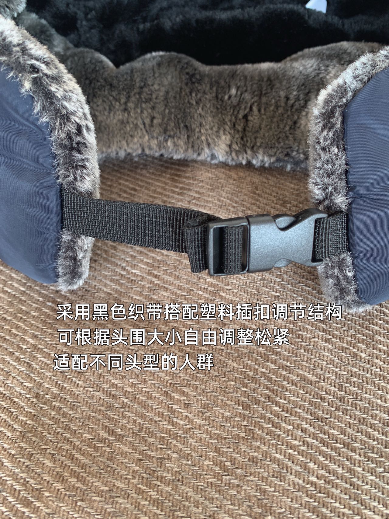 内层毛绒密度高又细腻,摸起来亲肤又柔软,毛绒和帽身拼接处做工超精细,没什么线头,品质感直接拉满 3