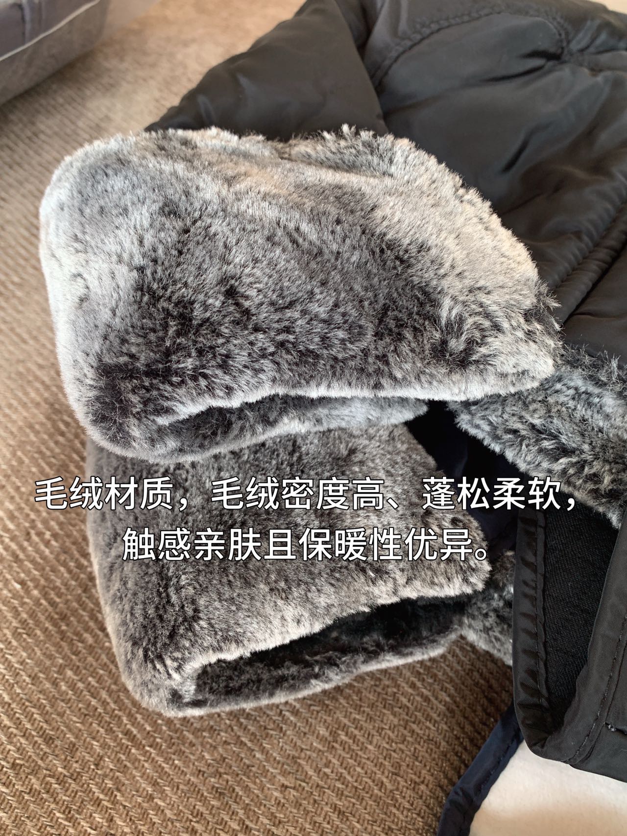 内层毛绒密度高又细腻,摸起来亲肤又柔软,毛绒和帽身拼接处做工超精细,没什么线头,品质感直接拉满 2
