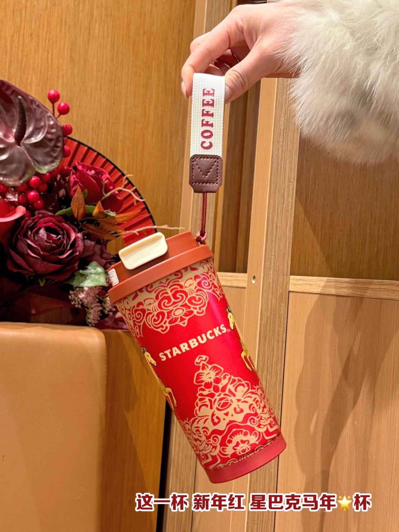 不光好看，硬核性能配置也安排上！
316不锈钢内胆，保温保冰都OK
吸管口、直饮口，两用超方便
挂绳随身携带，好看又贴心