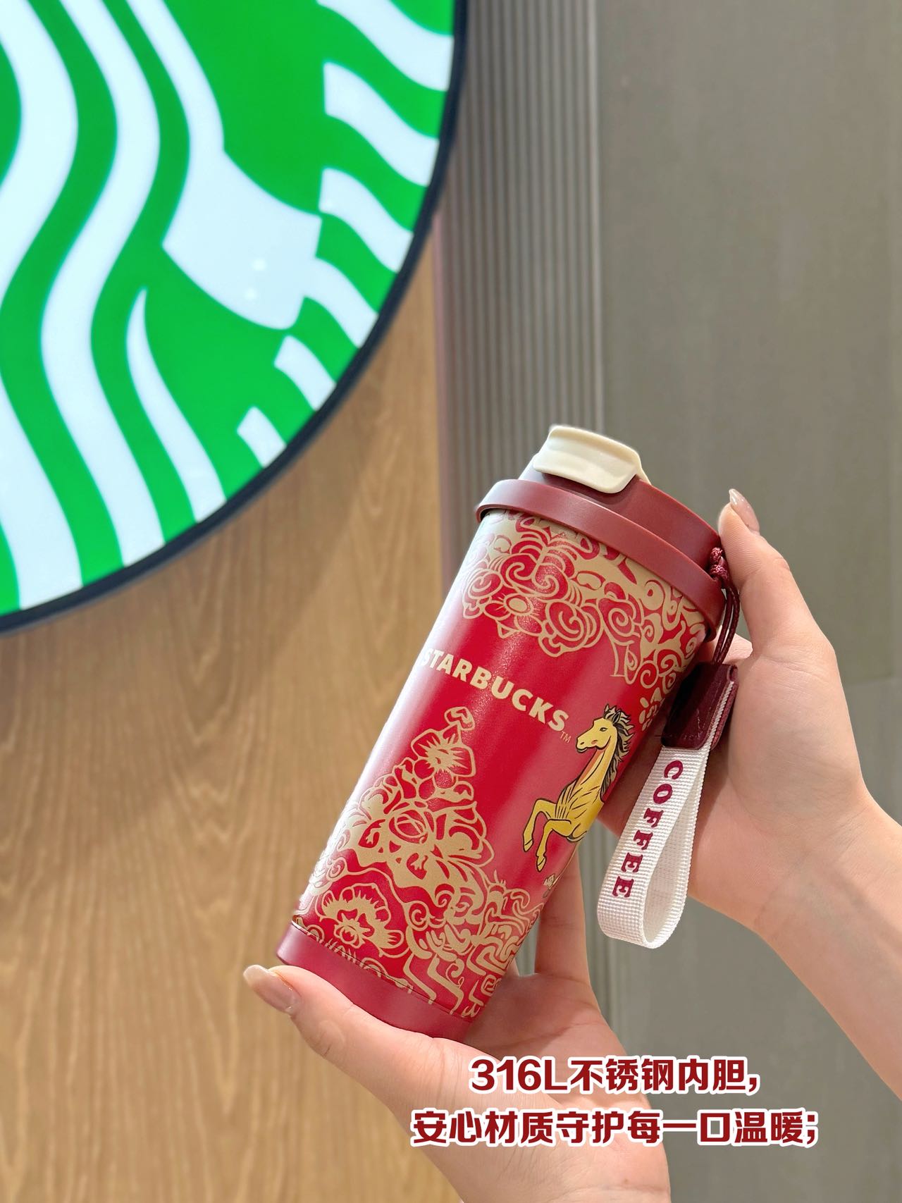 不光好看，硬核性能配置也安排上！
316不锈钢内胆，保温保冰都OK
吸管口、直饮口，两用超方便
挂绳随身携带，好看又贴心