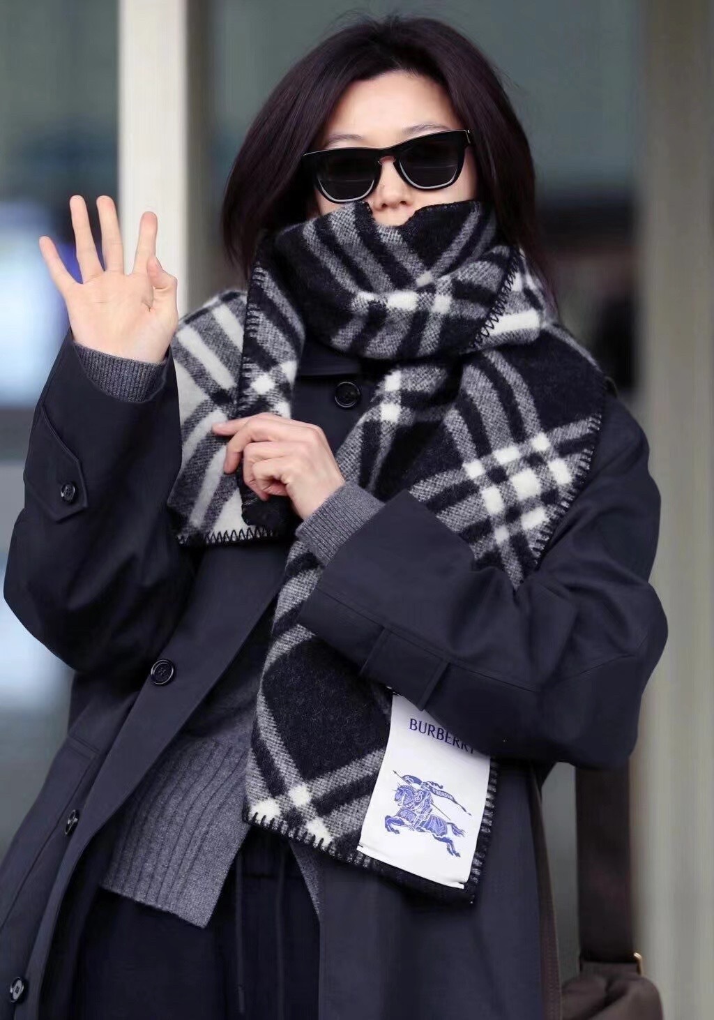 A versatile scarf featuring a classic check motif, designed for - Comprehensive 2