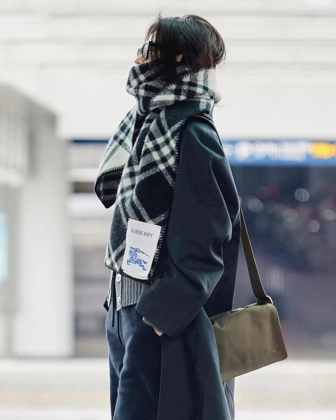 A versatile scarf featuring a classic check motif, designed for - Comprehensive 5