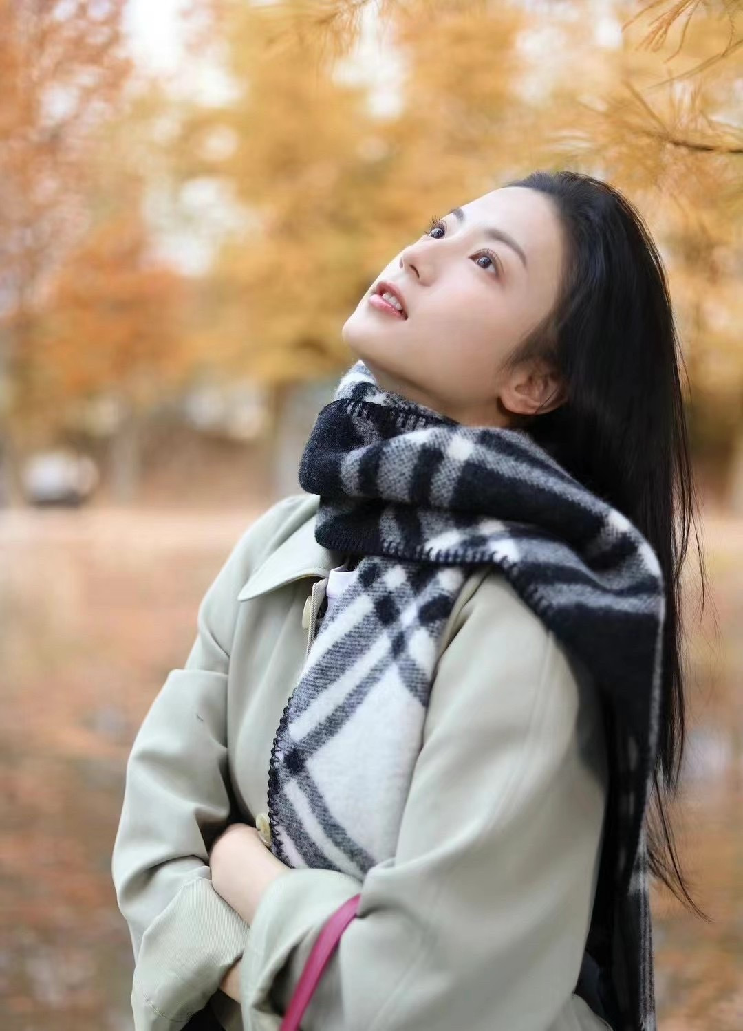 A versatile scarf featuring a classic check motif, designed for - Comprehensive 9