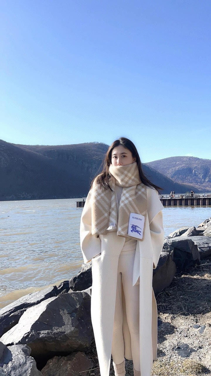 A scarf rendered in soft neutral tones, designed for autumn and winter - Comprehensive 2