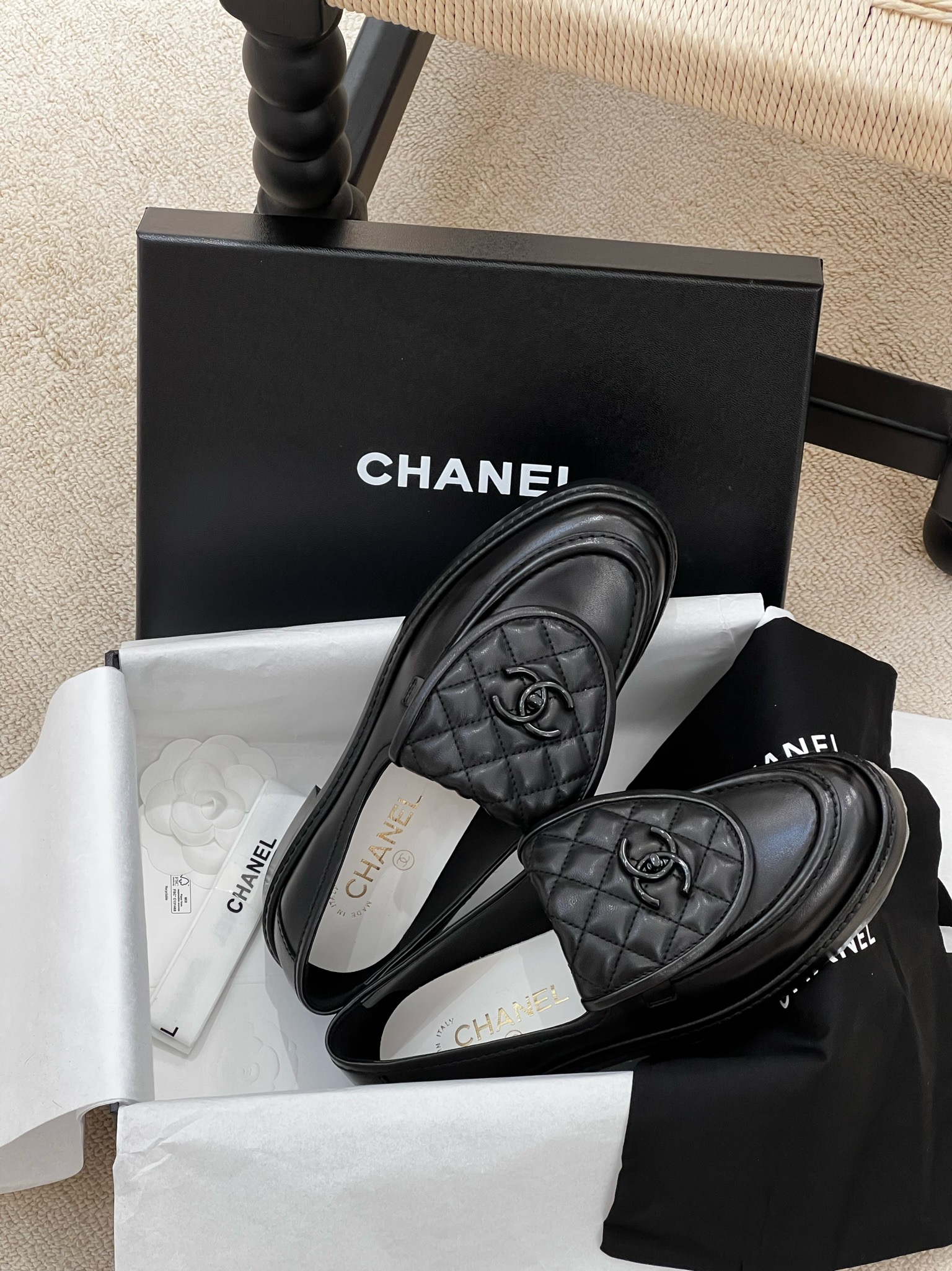 NO:164412,The top Chanel classic schoolbag lock loafers, classics are never out of date ~ the flip-style schoolbag lock design style ~ it looks slim and versatile, and you can wear loafers without getting tired of wearing it!  Very comfortable feet!  Highlighting elegance. Loafers, chanels, loafers19860909莞产顶尖Chanel 经典书包锁扣乐福鞋 经典永不过时～翻盖式书包锁扣设计风格～显瘦百搭,穿不腻的一脚蹬乐福鞋！脚感非常舒适！凸显优雅的爆品.   .,乐福鞋,chanel,loafers,Women's Shoes